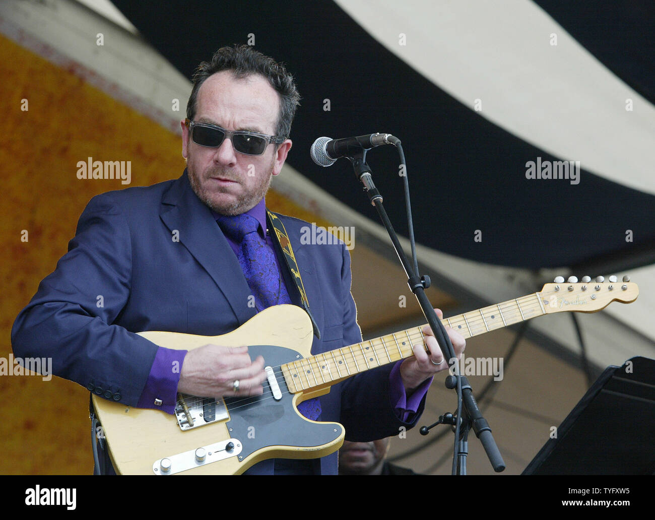 Elvis Costello führt während der 2006 New Orleans Jazz & Heritage Festival im New Orleans Messegelände zum 30. April 2006. Das Festival ist das erste große musikalische Ereignis in New-Orleans gehalten zu werden, seit Hurrikan Katrina die im vergangenen Jahr am Boden zerstört, so dass in weiten Teilen der Stadt noch unbewohnbar. (UPI Foto/A.J. Sisco) Stockfoto