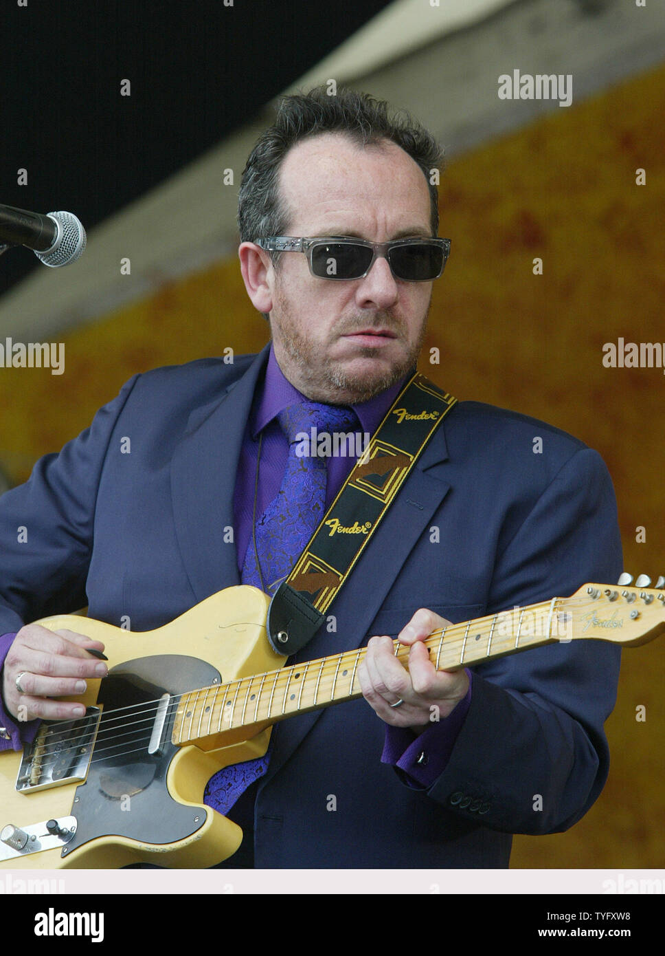 Elvis Costello führt während der 2006 New Orleans Jazz & Heritage Festival im New Orleans Messegelände zum 30. April 2006. Das Festival ist das erste große musikalische Ereignis in New-Orleans gehalten zu werden, seit Hurrikan Katrina die im vergangenen Jahr am Boden zerstört, so dass in weiten Teilen der Stadt noch unbewohnbar. (UPI Foto/A.J. Sisco) Stockfoto Elvis Costello führt während der 2006 New Orleans Jazz & Heritage Festival im New Orleans Messegelände zum 30. April 2006. Das Festival ist das erste große musikalische Ereignis in New-Orleans gehalten zu werden, seit Hurrikan Katrina die im vergangenen Jahr am Boden zerstört, so dass in weiten Teilen der Stadt noch unbewohnbar. (UPI Foto/A.J. Sisco) Stockfoto