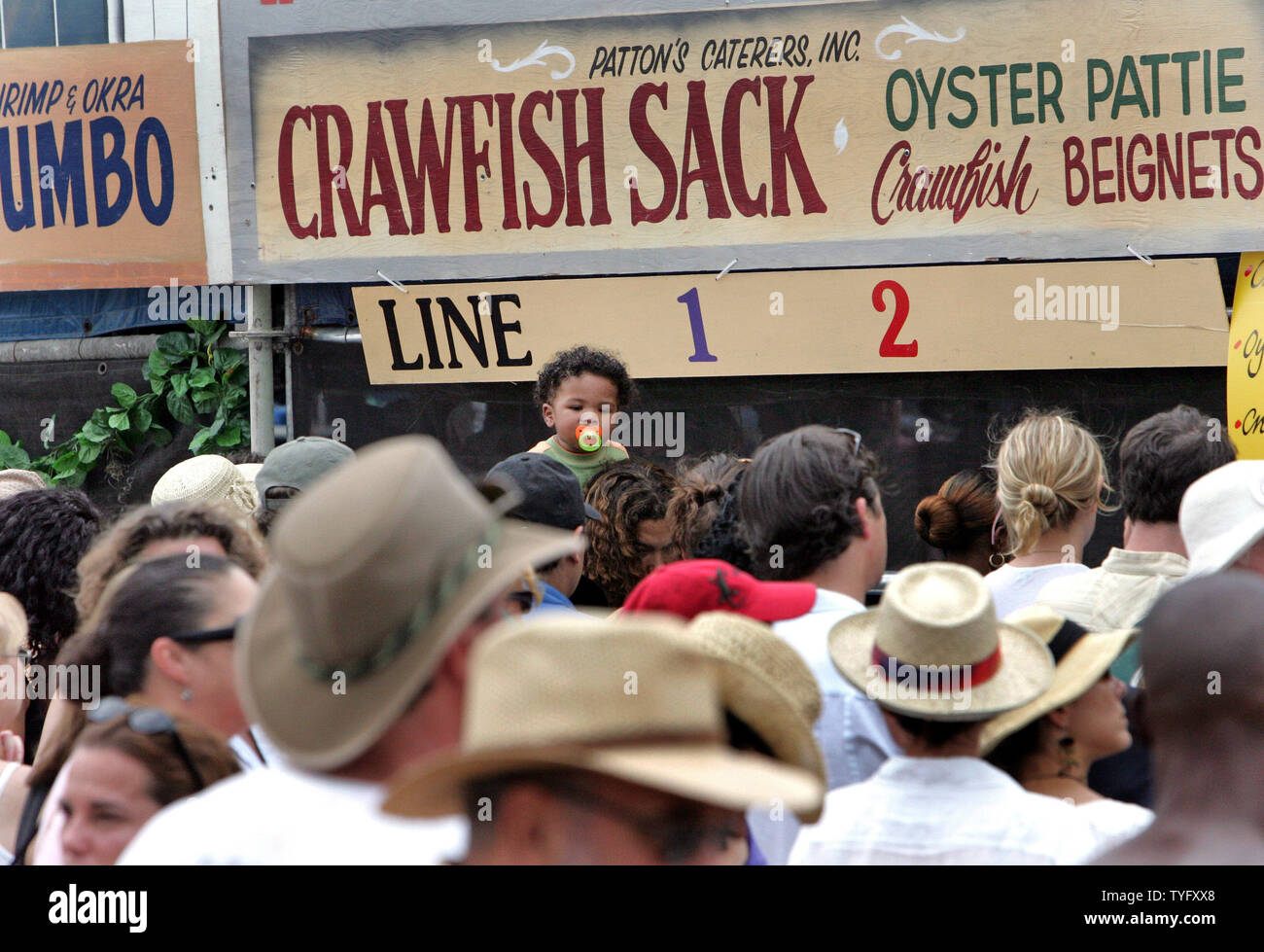 Jazz fans Masse das Essen Stände an der 2006 New Orleans Jazz & Heritage Festival im New Orleans Messe 6. Mai 2006. Das Festival ist das erste große musikalische Ereignis in New-Orleans gehalten zu werden, seit Hurrikan Katrina die im vergangenen Jahr am Boden zerstört, so dass in weiten Teilen der Stadt noch unbewohnbar. (UPI Foto/Judi Bottoni) Stockfoto