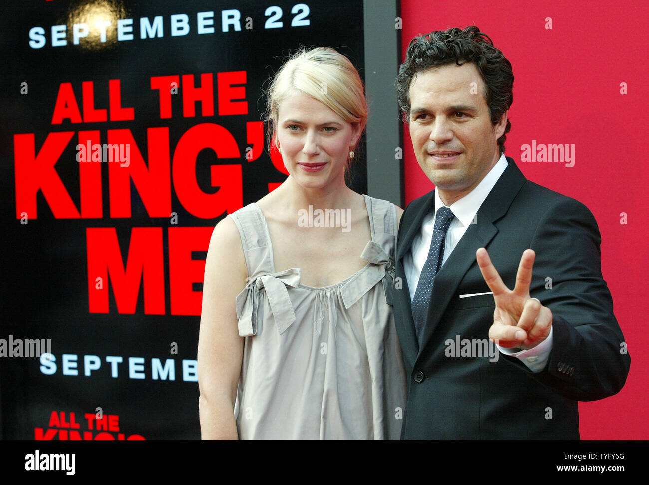 Schauspielerin Sunrise Coigney und Ehemann Mark Ruffalo ankommen auf dem roten Teppich bei der Premiere von "All the King's Men' an der Tulane University September 16, 2006. Der Film, basierend auf dem gleichnamigen Roman von Robert Penn Warren, erzählt die Geschichte des Aufstiegs von einer Louisiana Politiker an die Macht. (UPI Foto/A.J. Sisco) Stockfoto