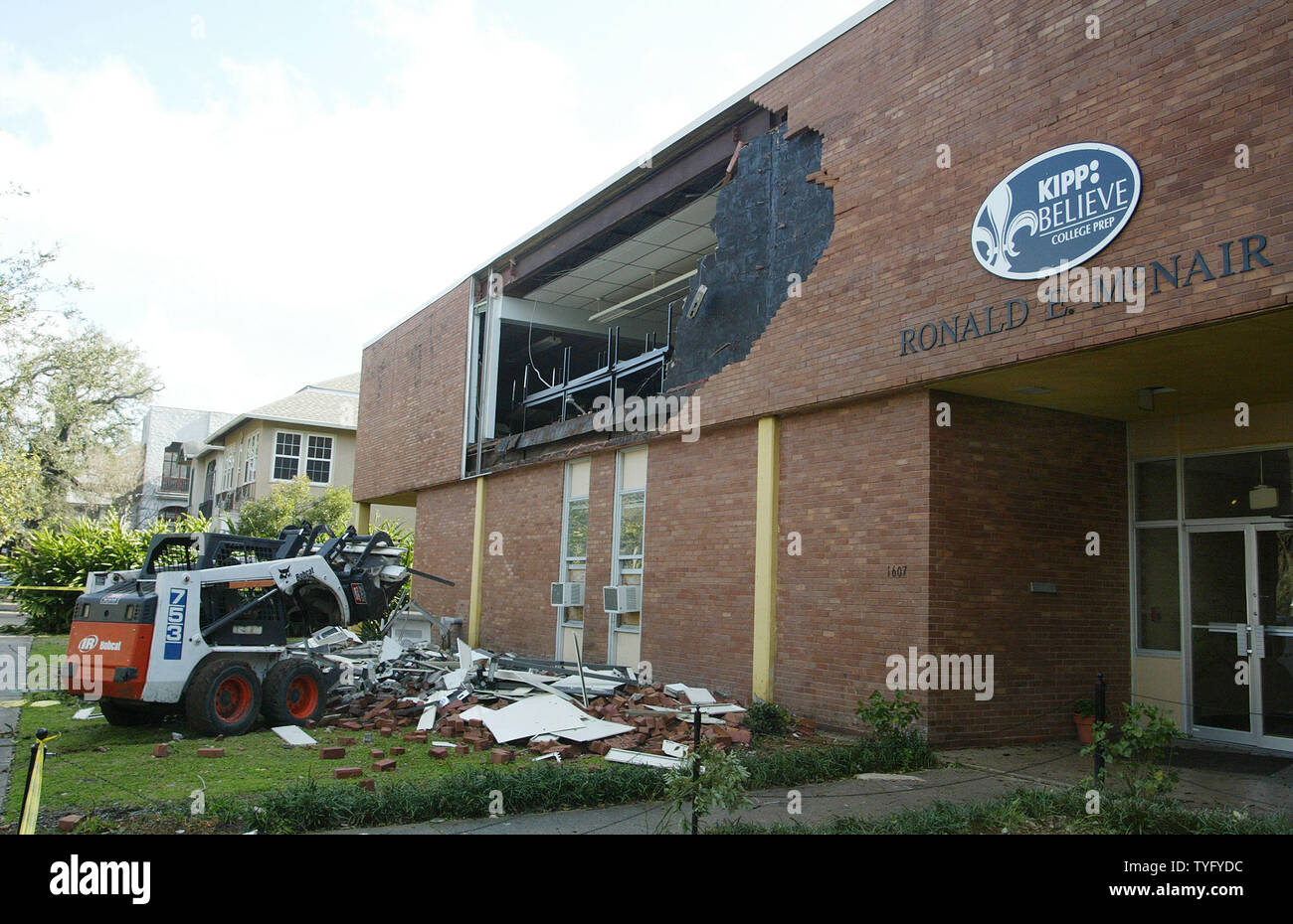 Arbeitnehmer reinigen Schmutz von Ronald E McNair Schule in Uptown New Orleans nach einem Tornado durch die Gegend zerrissen Anfang Februar 13, 2007. Der Sturm beschädigte Hunderte von Wohnungen in einer Region, die immer versuchen, aus Hurrikan Katrina zu erholen. (UPI Foto/A.J. Sisco) Stockfoto