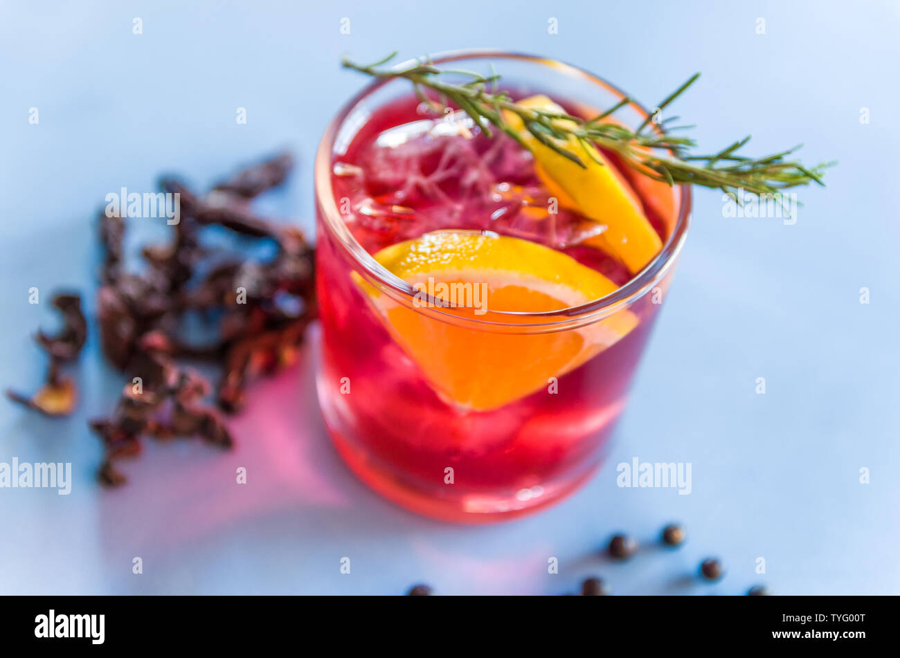 Wunderschöne Hibiskus kombucha Cocktail mit Gin und Wodka, mit Rosmarin Zweig eingerichtet. Stockfoto