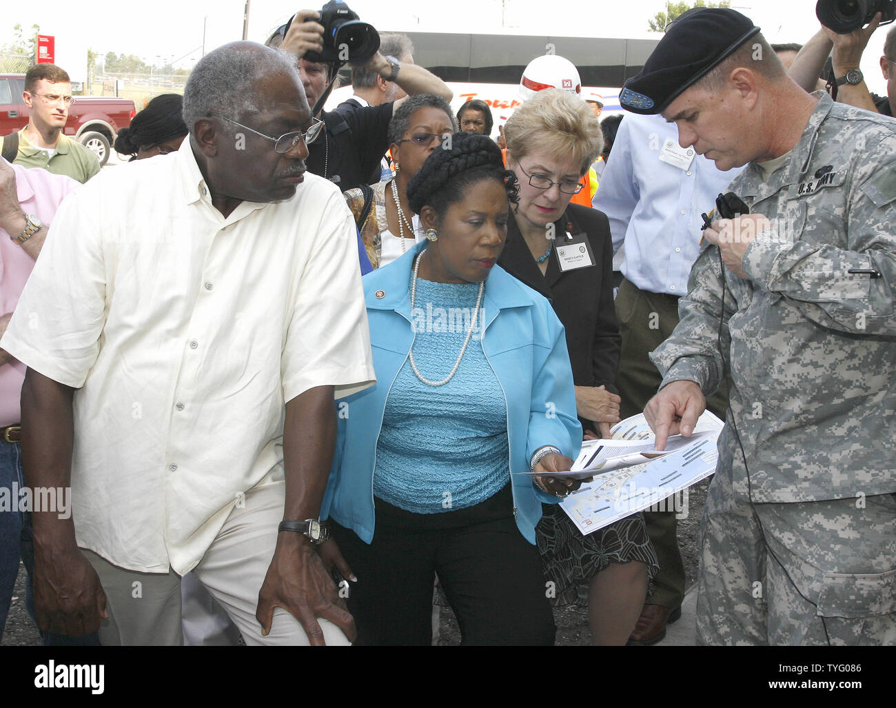 Us-demokratischen Haus Mitglieder Jim Clyburn und Sheila Jackson-Lee Gespräch mit Oberst Alvin Lee von der US-Armee Korps der Ingenieure, als er Verbesserung beschreiben Sie dem Deich in Harvey, La Tour, während eines Kongresses der post-Katrina New Orleans, als sie den Wiederaufbau Progressionsanzeige seit dem Hurrikan Katrina. (UPI Foto/A.J. Sisco) Stockfoto