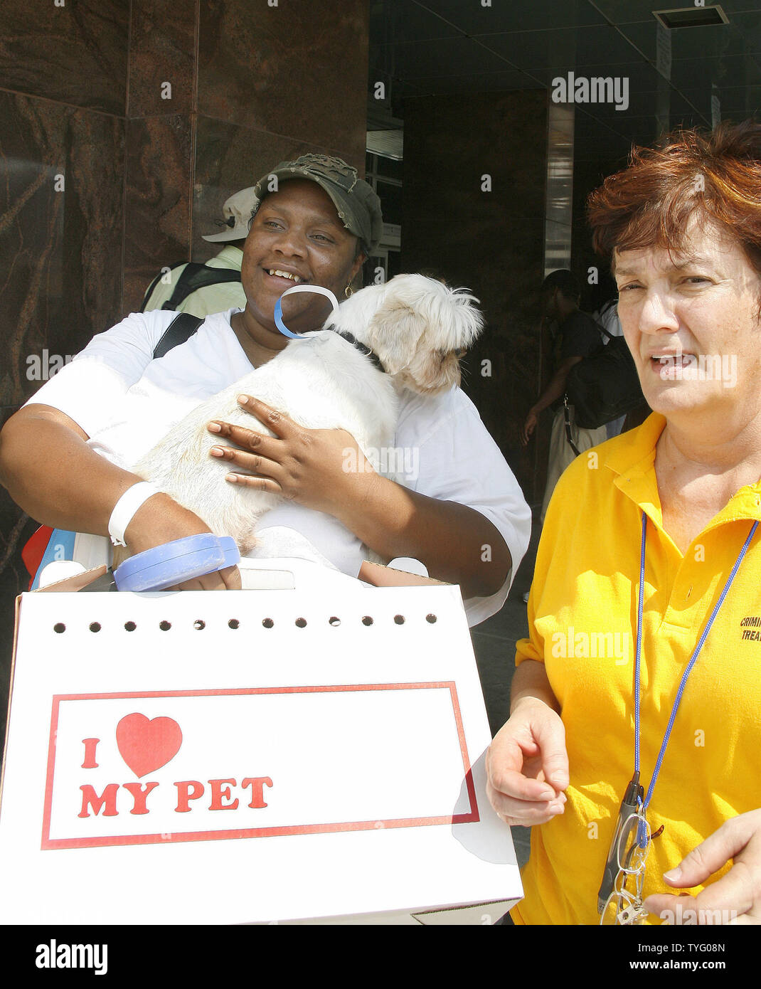 Sylvania Moore ist alles Lächeln, als Sie versichert, dass Sie und Hund Buddy aus New Orleans wird sicher als Hurrikan Gustav droht der Stadt Samstag, 30. August 2008. Staatliche Mitarbeiter Rena Smith, rechts, ist es zu helfen. (UPI Foto/A.J. Sisco) Stockfoto