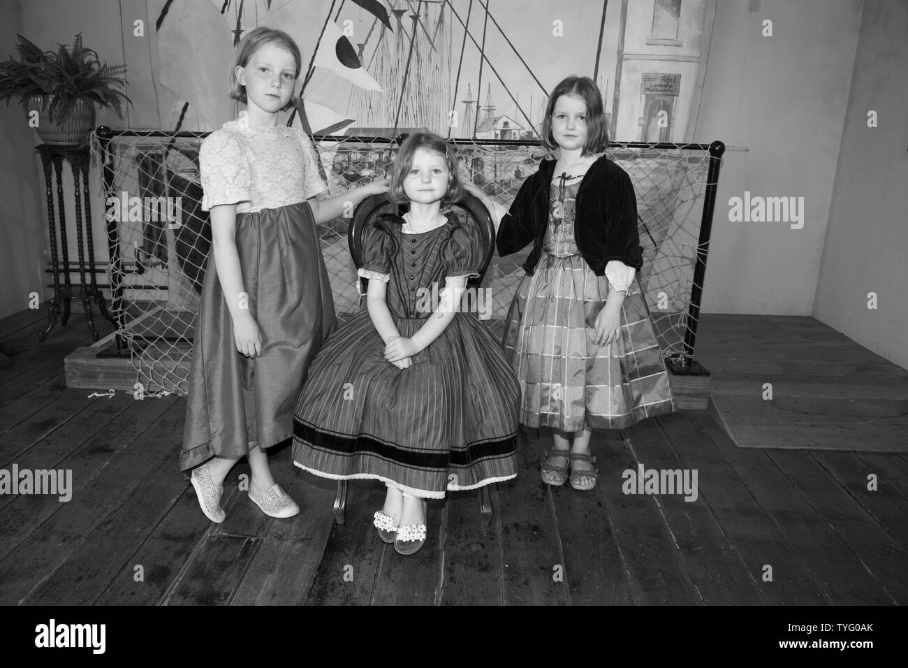 Touristische Kinder und Kinder bedeuten für Souvenir Fotos/Bilder in einem Re - Schaffung eines viktorianischen Fotostudio innerhalb der Werft Museum an der Brunel SS Great Britain in Bristol. UK. (109) Stockfoto