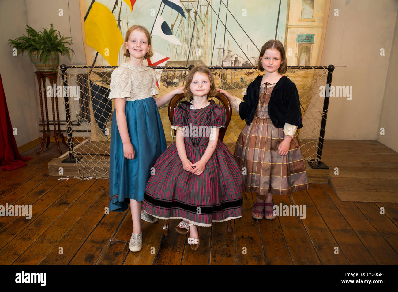 Touristische Kinder und Kinder bedeuten für Souvenir Fotos/Bilder in einem Re - Schaffung eines viktorianischen Fotostudio innerhalb der Werft Museum an der Brunel SS Great Britain in Bristol. UK. (109) Stockfoto