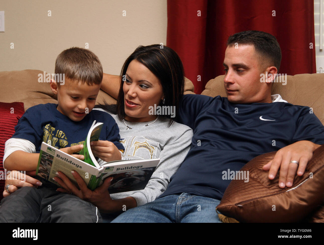 Die Familie Schulz, Gavin, 6, Shannon und Grant, lesen Sie bei Ihrer St Bernard Parish, Louisiana, Home April 14, 2009 ein Buch. Die Schulzes, wie Tausende andere Hausbesitzer, glauben, dass Schwefel emittierenden Chinesischen Trockenbau Renovierung nach Hurrikan Katrina verwendet wird Korrosion Kupfer Leitungen und Verkabelungen, Schwärzung Schmuck und Silberwaren, und möglicherweise verursacht gesundheitliche Probleme. Einige Beamte glauben, daß der einzige Weg, die Probleme zu lösen, ist die Wände, Bolzen zu entfernen, und die Verdrahtung. (UPI Foto/A.J. Sisco) Stockfoto