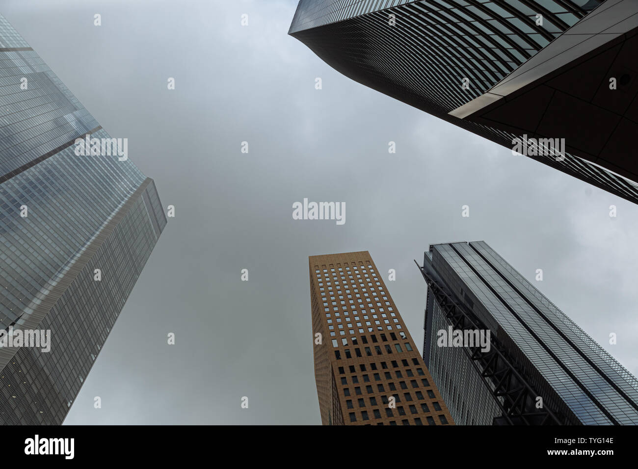 Toyo, Japen - April, 25, 2019: Sky High-rise Fassade Ansicht von unten. Panoramablick Weitwinkelansicht Hochhaus Gebäude in Shimbashi. Stockfoto