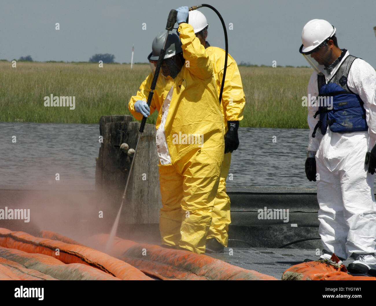 Ein nicht identifiziertes BP worker Druck - wäscht Ölinhalt Booms, dass Öl gesammelt haben von der Deepwater Horizon Ölpest im Golf von Mexiko, an der Cocodrie, Louisiana, Staging Area in Terrebonne Parish, wo BP reinigt und Reparaturen Ausleger, 4. Juli 2010. UPI/A.J. Sisco. Stockfoto
