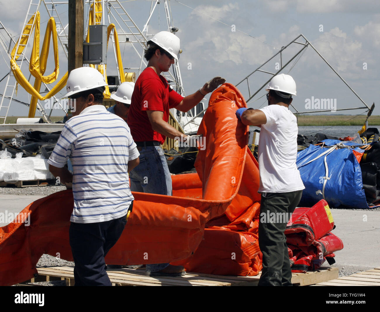 Nicht identifizierte BP Leiharbeiter haufen Ausleger, gereinigt und repariert das Sammeln von Öl aus dem Deepwater Horizon Ölpest im Golf von Mexiko wieder verwendet zu werden, am Cocodrie, Louisiana, Staging Area in Terrebonne Parish Juli 4, 2010. UPI/A.J. Sisco. Stockfoto