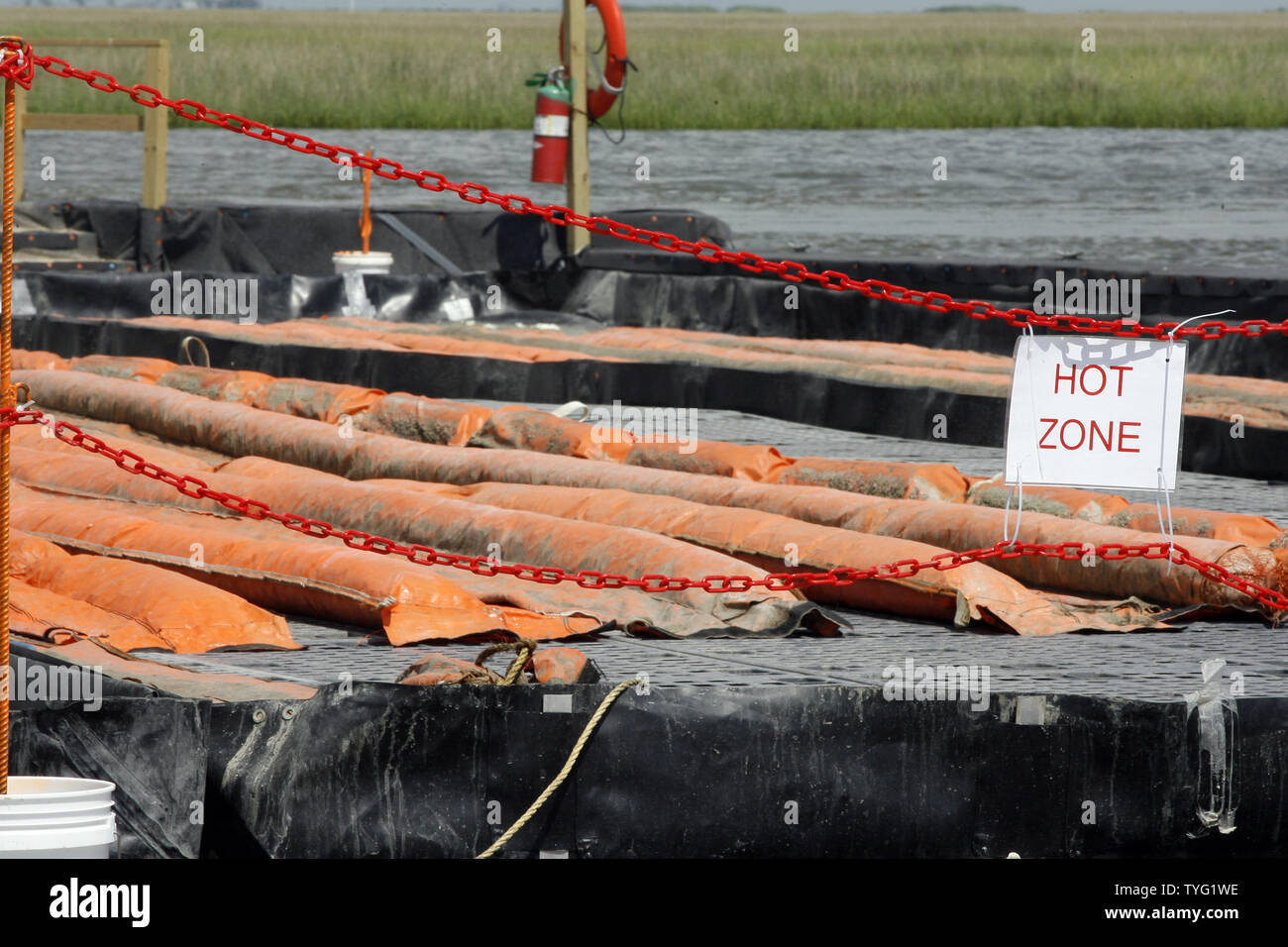 Ölinhalt Booms, dass Öl gesammelt haben von der Deepwater Horizon Ölpest im Golf von Mexiko gewesen sind an der BP Cocodrie Staging Area in Terrebonne Parish, 4. Juli 2010 in Cocodrie, Louisiana gereinigt werden. "Hot zone": Kontaminierte Boom. UPI/A.J. Sisco. Stockfoto