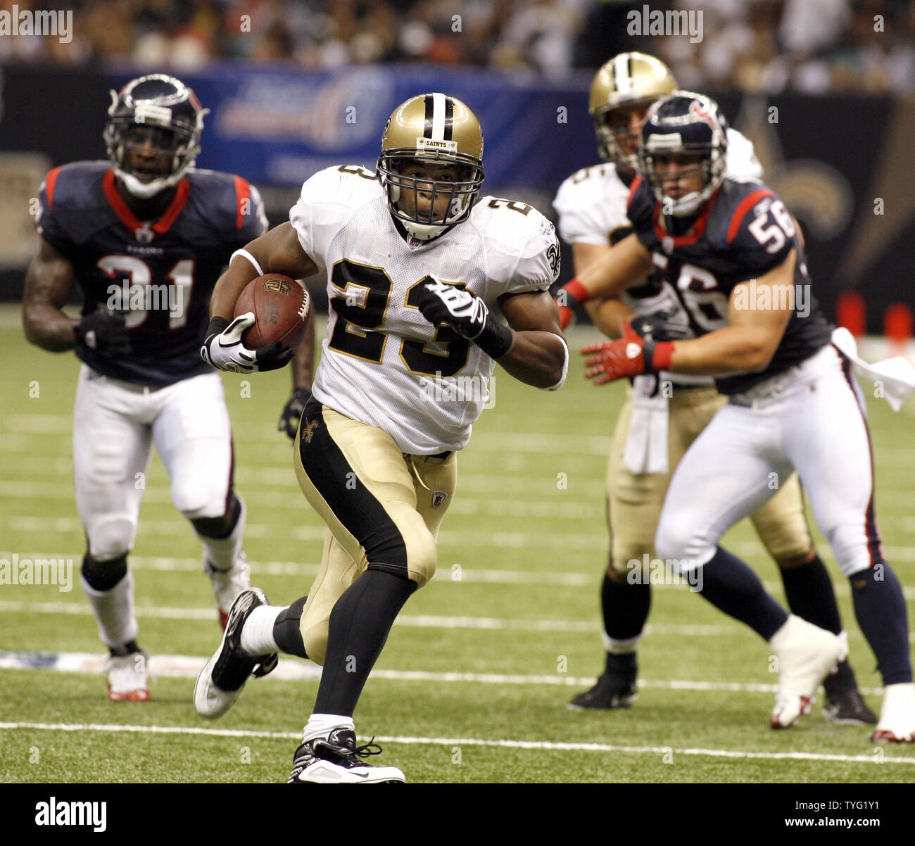 New Orleans Saints zurück läuft, Pierre Thomas (23) Durch ein paar Houston Texans für einen für einen 31 Yard Touchdown während der ersten Hälfte der Tätigkeit an den Louisiana Superdome in New Orleans läuft am 21. August 2010. UPI/A.J. Sisco Stockfoto