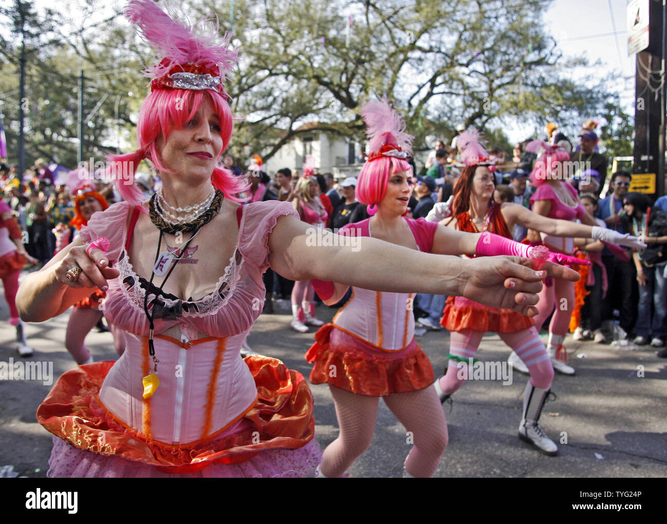 In ihrer Signatur rosa Perücken, aufregendes und Kopfbedeckungen, Mitgliedern der New Orleans Frauen marschieren Gruppe namens "Pussyfooters zeigen ihre Tanzschritte während des Thoth Parade auf der St. Charles Avenue in Uptown New Orleans März 6, 2011. Karneval in New Orleans mit Paraden jeden Tag bis Mardi Gras, oder Fett Dienstag, 8. März. (UPI Foto/A.J. Sisco) Stockfoto