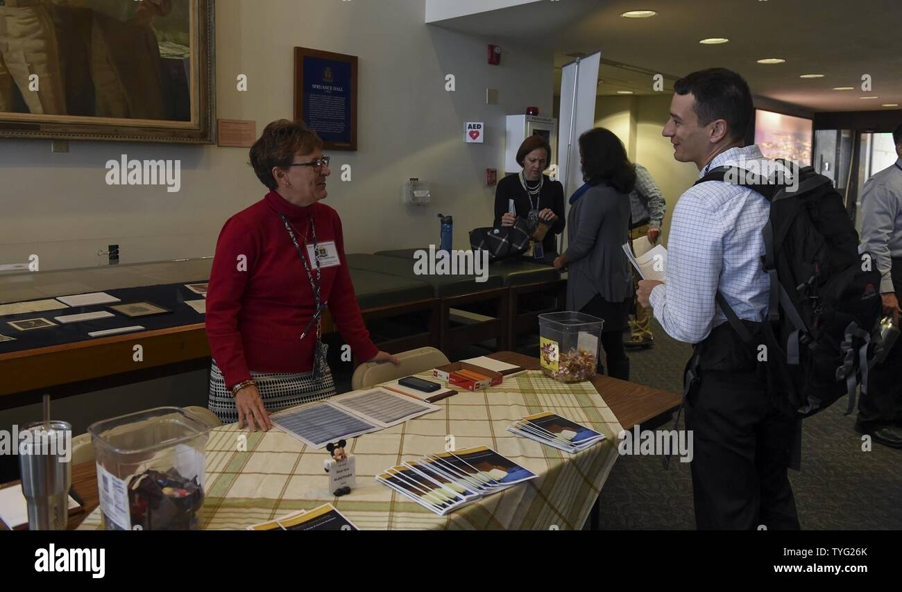 R.I. (Nov. 7, 2016) Donna Menard, Akademischer Koordinator für Wahlfächer, U.S. Naval War College (NWC) spricht mit einem Studenten während einer Wahlfächer fair auf der NWC Spruance Lobby statt. Die Messe ist eine Gelegenheit für Schüler über zu lernen und aus den verschiedenen Wahlfächer Lehrveranstaltungen im kommenden Trimester angeboten bei NWC wählen. Stockfoto