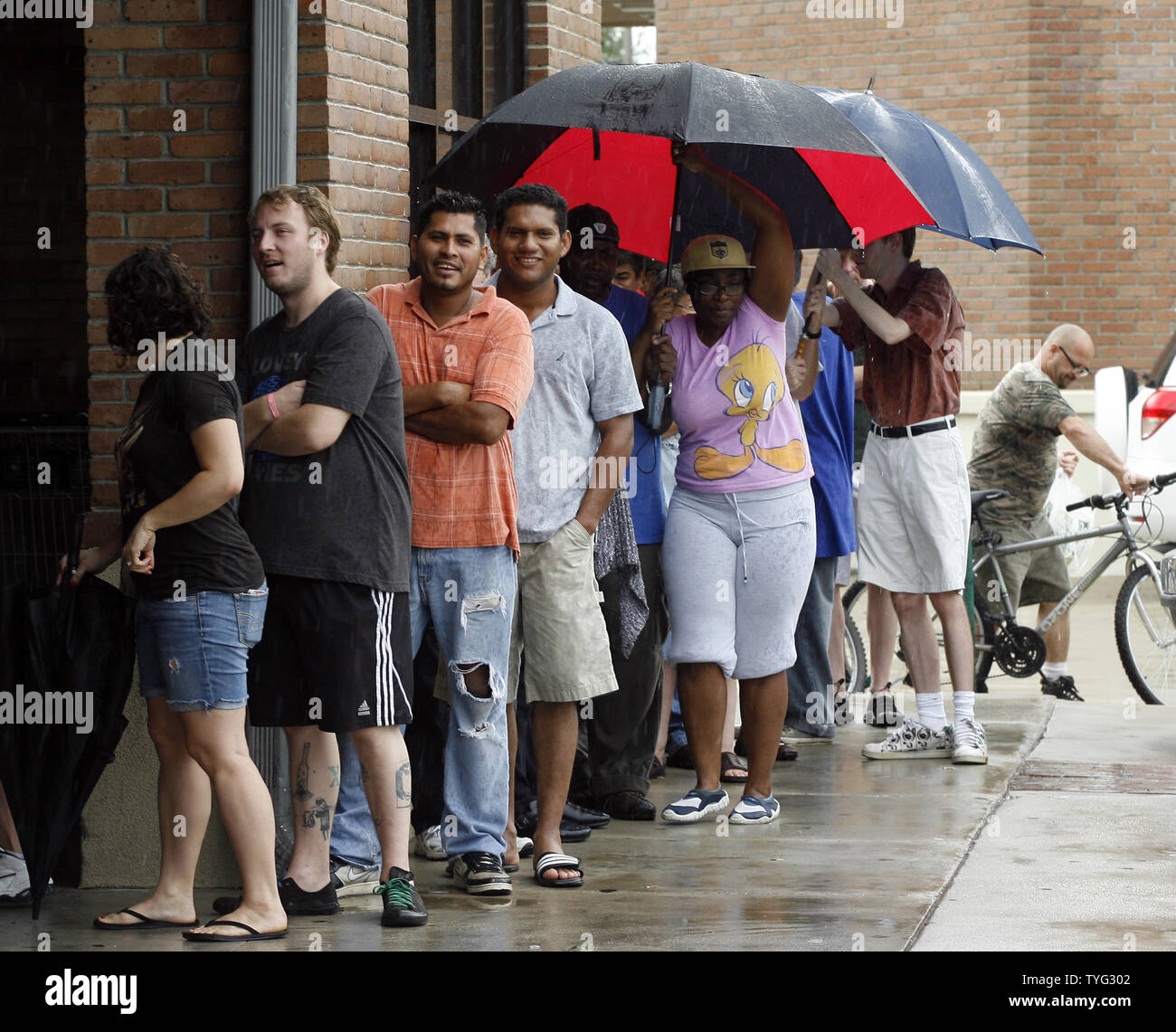 Bewohner Line up für Lieferungen in einem örtlichen Lebensmittelladen in New Orleans am 30. August 2012. Nach dem Hurrikan Isaac heraus Energie zu den größten Teil der Stadt geklopft, Entergy Corporation, sagte, dass fast 610.000 Kunden ohne Energie im Südosten von Louisiana. UPI/A.J. Sisco Stockfoto