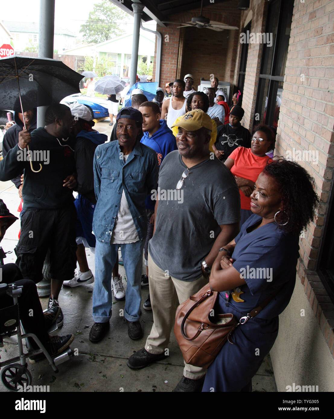 Bewohner Line up für Lieferungen in einem örtlichen Lebensmittelladen in New Orleans am 30. August 2012. Nach dem Hurrikan Isaac heraus Energie zu den größten Teil der Stadt geklopft, Entergy Corporation, sagte, dass fast 610.000 Kunden ohne Energie im Südosten von Louisiana. UPI/A.J. Sisco Stockfoto