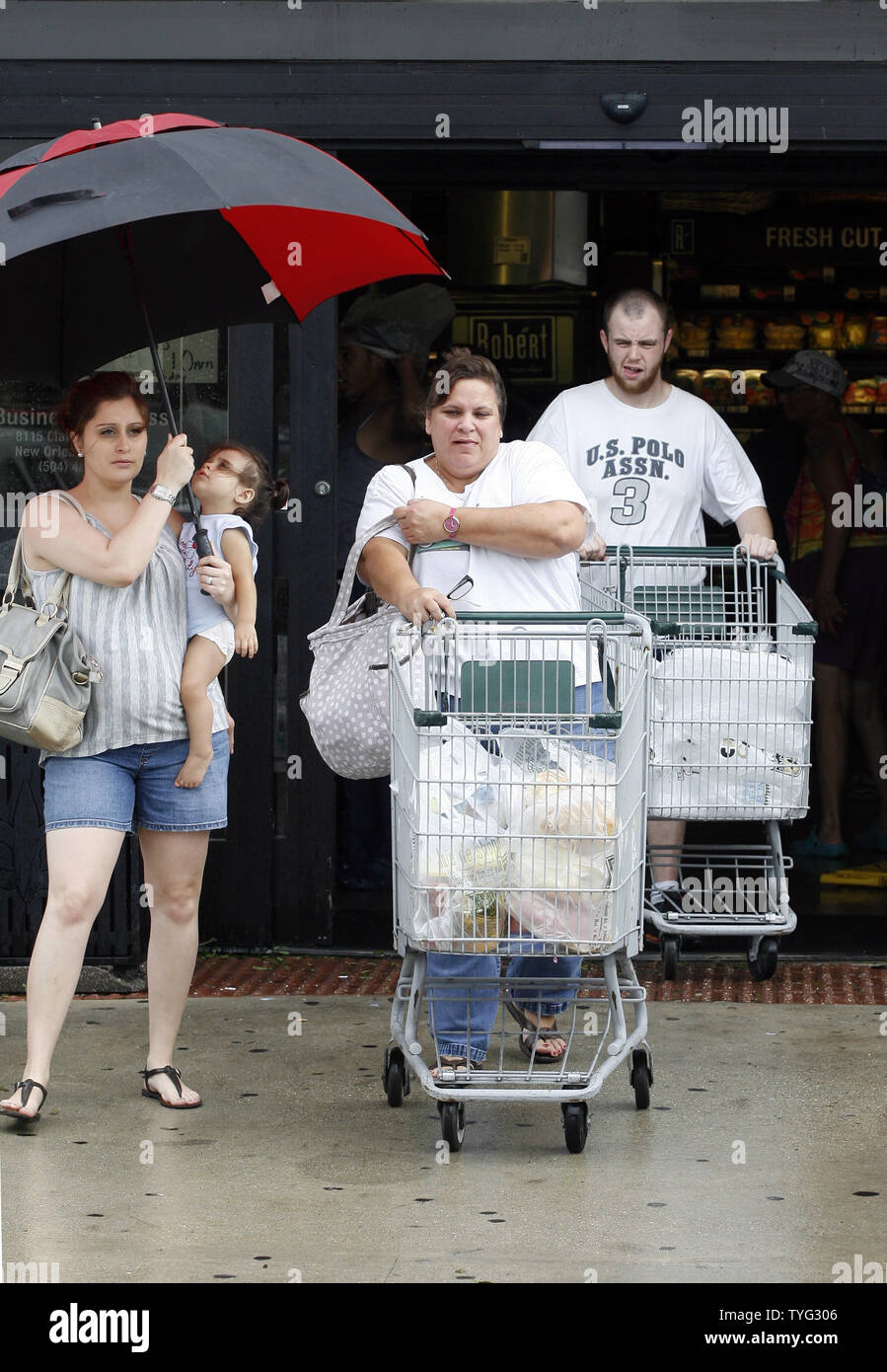 Bewohner Line up für Lieferungen in einem örtlichen Lebensmittelladen in New Orleans am 30. August 2012. Nach dem Hurrikan Isaac heraus Energie zu den größten Teil der Stadt geklopft, Entergy Corporation, sagte, dass fast 610.000 Kunden ohne Energie im Südosten von Louisiana. UPI/A.J. Sisco Stockfoto