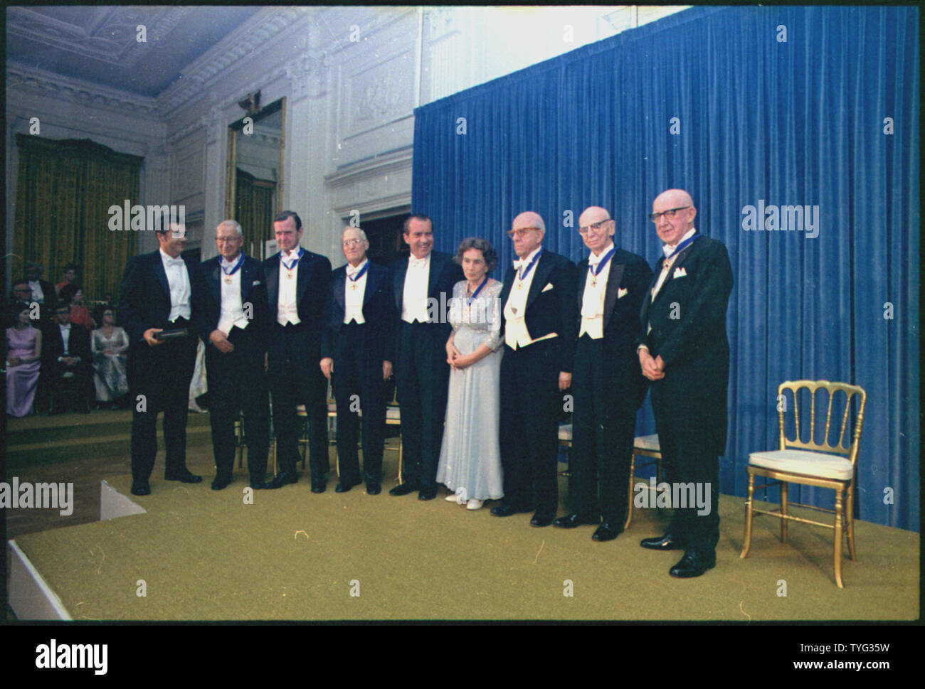 Überreichung der Ehrenmedaille der Freiheit Awards; Umfang und Inhalt: Betreff: Präsentationen. Allgemeine Hinweise: 1970 Presidential Medal of Freedom Empfänger - Journalisten akzeptieren Auszeichnungen, Präsident Nixon präsentiert der höchsten zivilen Auszeichnung des Landes, die Medaille der Freiheit, zu acht Journalisten, eine posthum 22. April an einer Weißen Haus weiß-tie Abendessen. L-R: Robert M. McHargue, der die Auszeichnung für seinen Großvater Bill Henry akzeptiert, der Los Angeles Times, Die letzte Woche starb; Graf Behrens, San Francisco Chronicle; Edward Folliard, ehemaliger Korrespondent der Washington Post; Arthur Krock, ehemalige Stockfoto