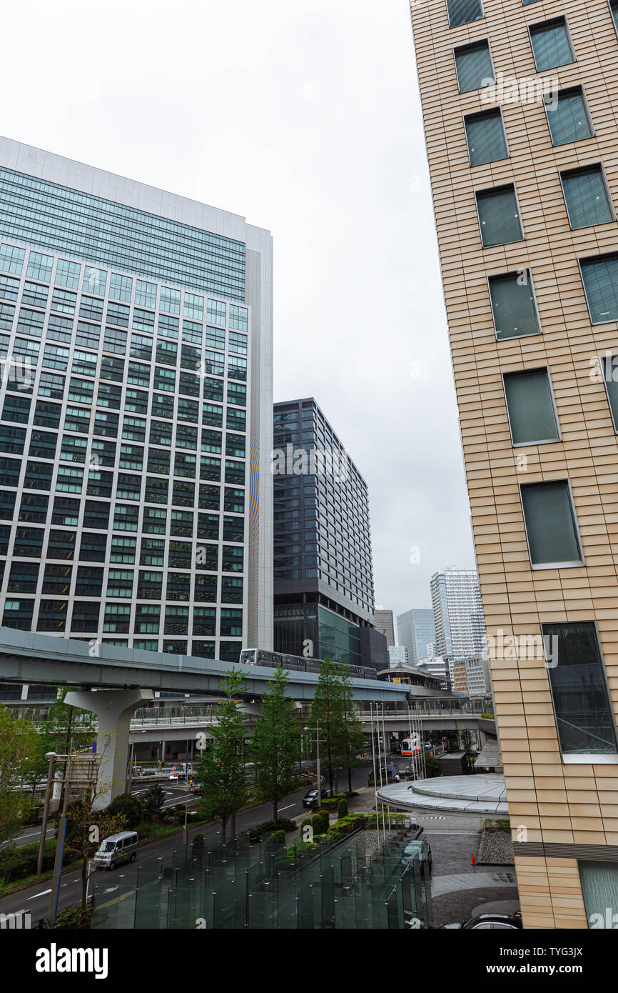 Toyo, Japen - April, 25, 2019: ein Zug, der auf einer Overhead durch Shiodome. Stockfoto