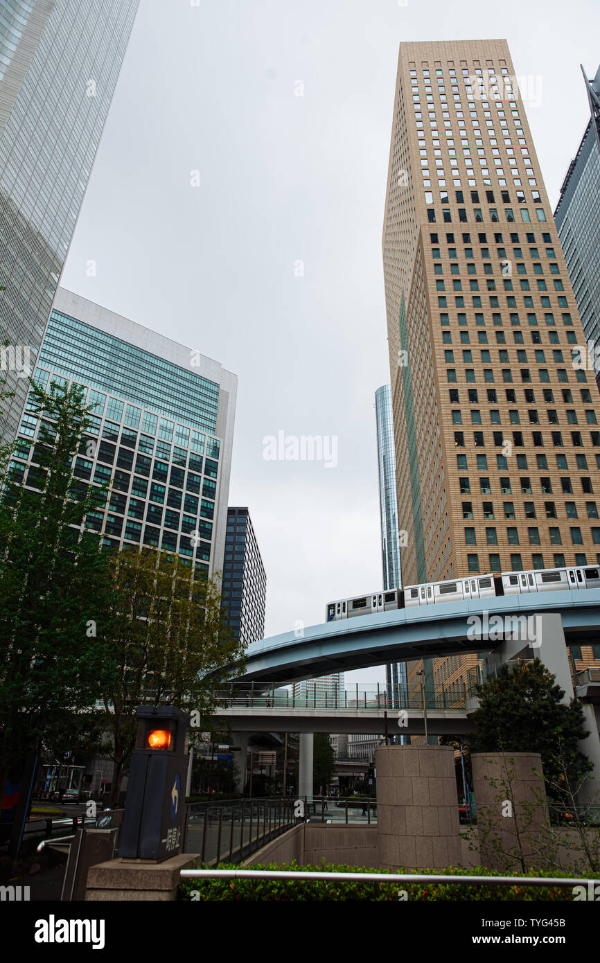 Toyo, Japen - April, 25, 2019: ein Zug, der auf einer Overhead durch Shiodome. Stockfoto