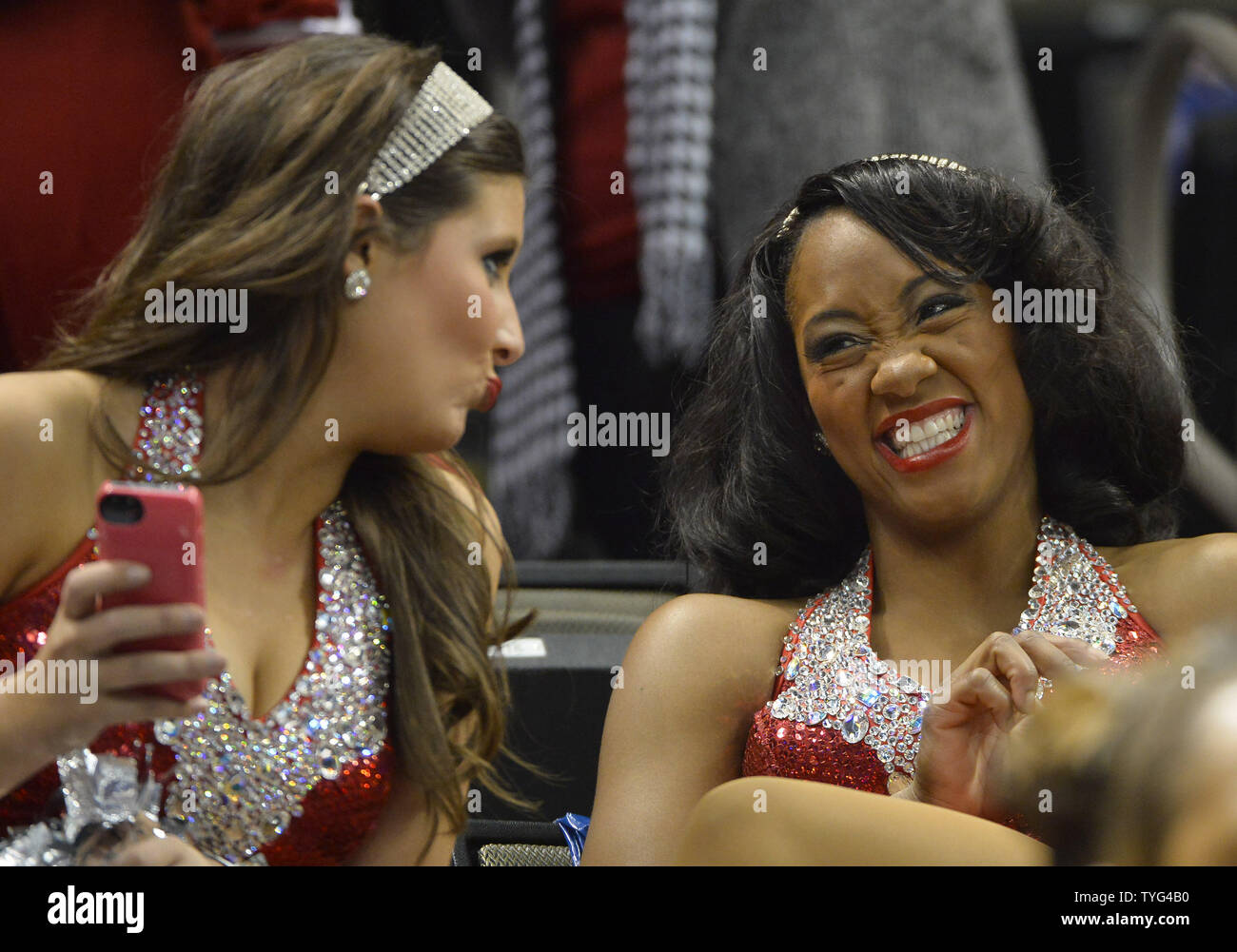 Zwei Alabama Cheerleadern machen Gesichter, als sie bereit Ohio Zustand vor der Allstate Sugar Bowl Endspiel Halbfinale College Football Spiel im Mercedes-Benz Superdome in New Orleans, Louisiana, am 1. Januar 2015 zu Gesicht bekommen. David Tulis/UPI Stockfoto