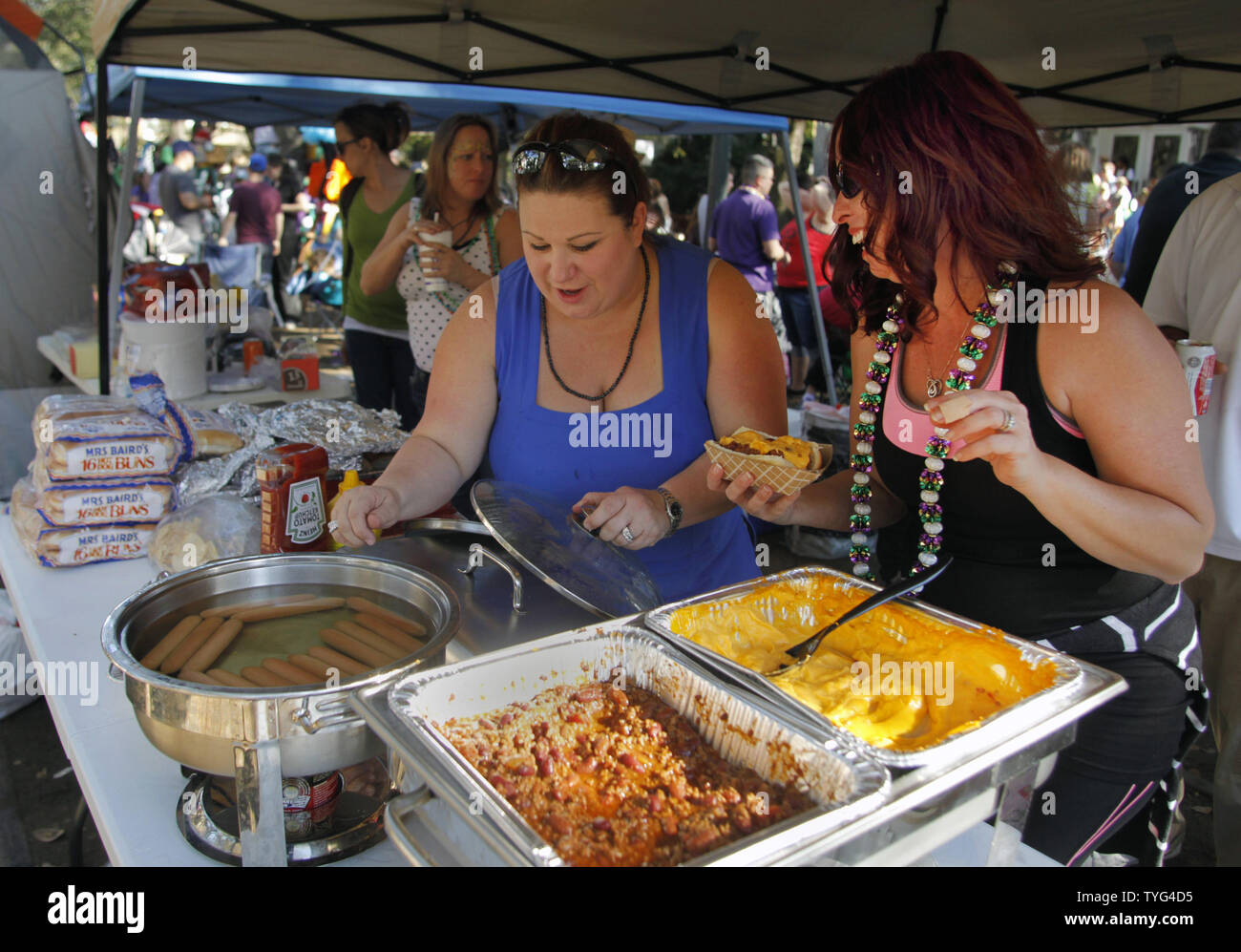 Andi Knox, Links, und Donna LeBlanc ein Karneval Picknick für Freunde und Familie entlang der Paradestrecke in Uptown New Orleans während am ersten Wochenende des Mardi Gras, 8. Februar 2015 vorbereiten. Sonnigen, warmen Wetter brachte Tausende von Zuschauern Perlen und Watch Paraden zu fangen. Foto von A.J. Sisco/UPI Stockfoto