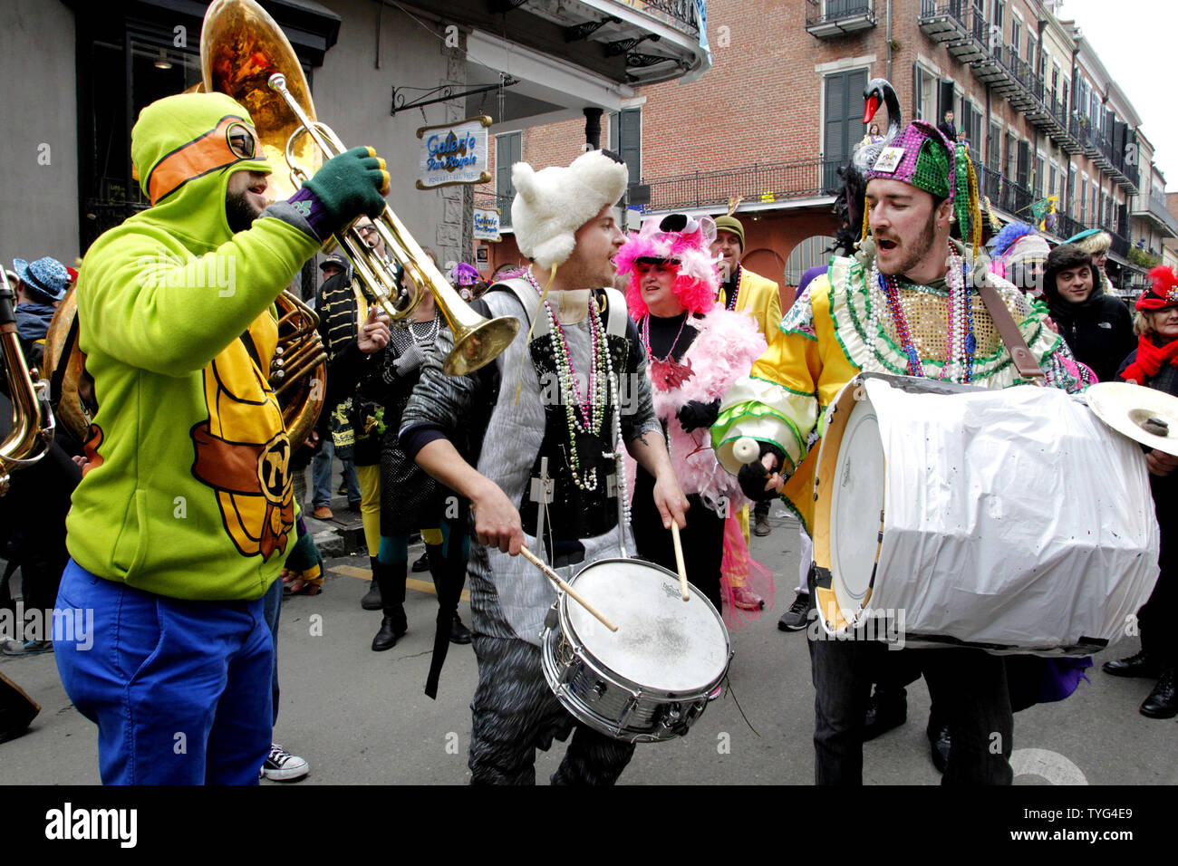 Carnival Revellers machen Musik im Französischen Viertel am Mardi Gras in New Orleans am 17. Februar 2015. Foto von A.J. Sisco/UPI Stockfoto