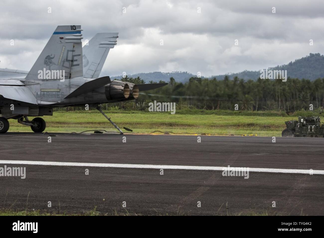 Ein US-Marinekorps F/A - 18D Hornet Endhaken fängt Versorgungsbatterien Expeditionary verhaften Gear als Teil einer geplanten Arrestatorium während des Trainings zu bewältigen West 17 bei Sam Ratulangi Flughafen, Indonesien, 8. November 2016. Diese Kämpfer konzentriert, bilaterale Übung zwischen der U.S. Marine Corps und der indonesischen Luftwaffe soll die Bereitschaft der kombinierten Interoperabilität zwischen den beiden Ländern zu verbessern. Das Geschwader plant, füllen Sie ihre Luft/Luft-Ausbildungsanforderungen, welche konzentriert sich auf grundlegende Kämpfer manövrieren, Abschnitt manövrieren engagiert, offensive Anti-Luft-Kriegsführung und aktive Luftverteidigung Stockfoto