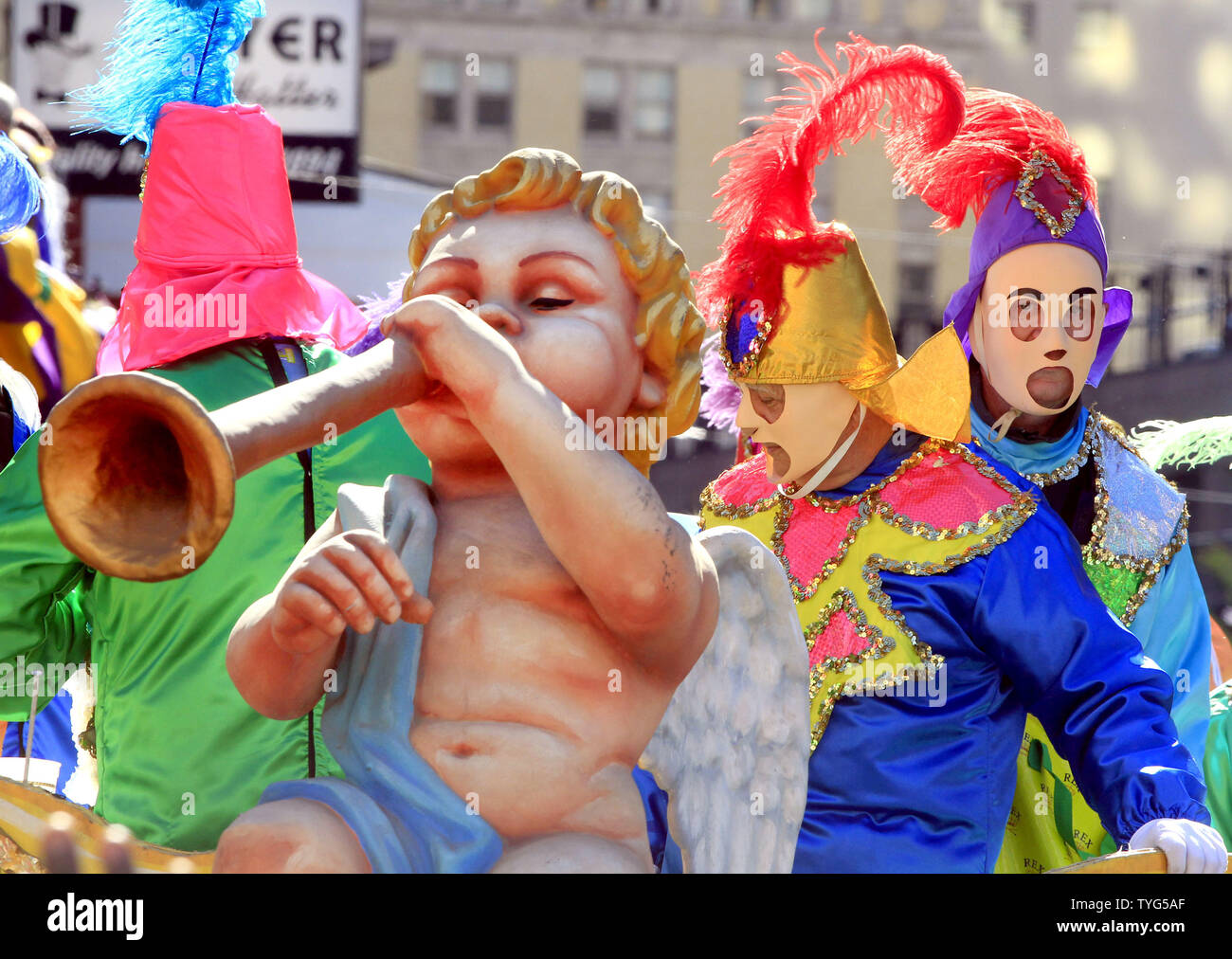 Die Rex-Parade rollt St. Charles Avenue in der Innenstadt von New Orleans am Faschingsdienstag Tag, 9. Februar 2016. Foto von AJ Sisco/UPI. Stockfoto