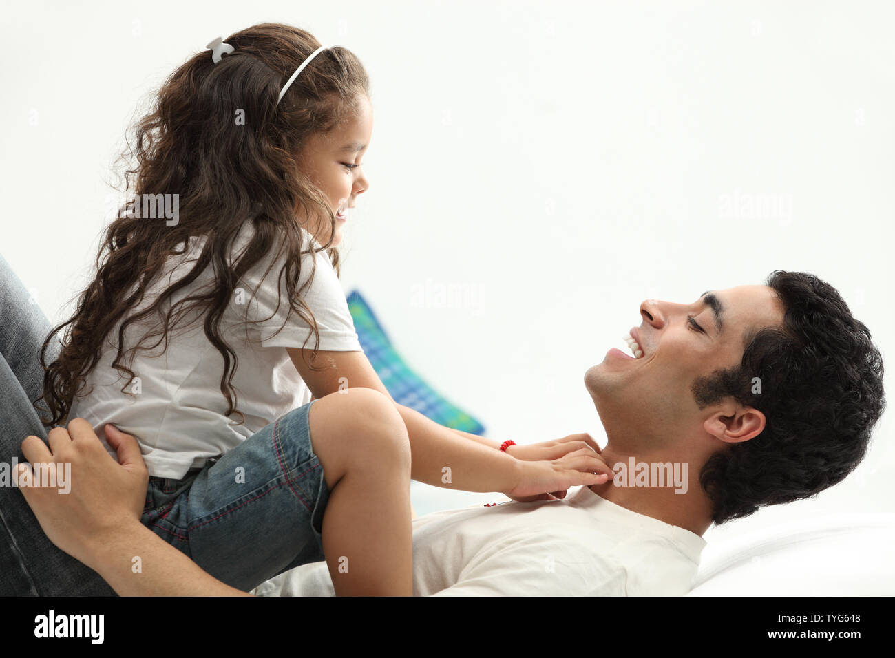 Mann spielt mit ihrer Tochter auf dem Bett Stockfoto