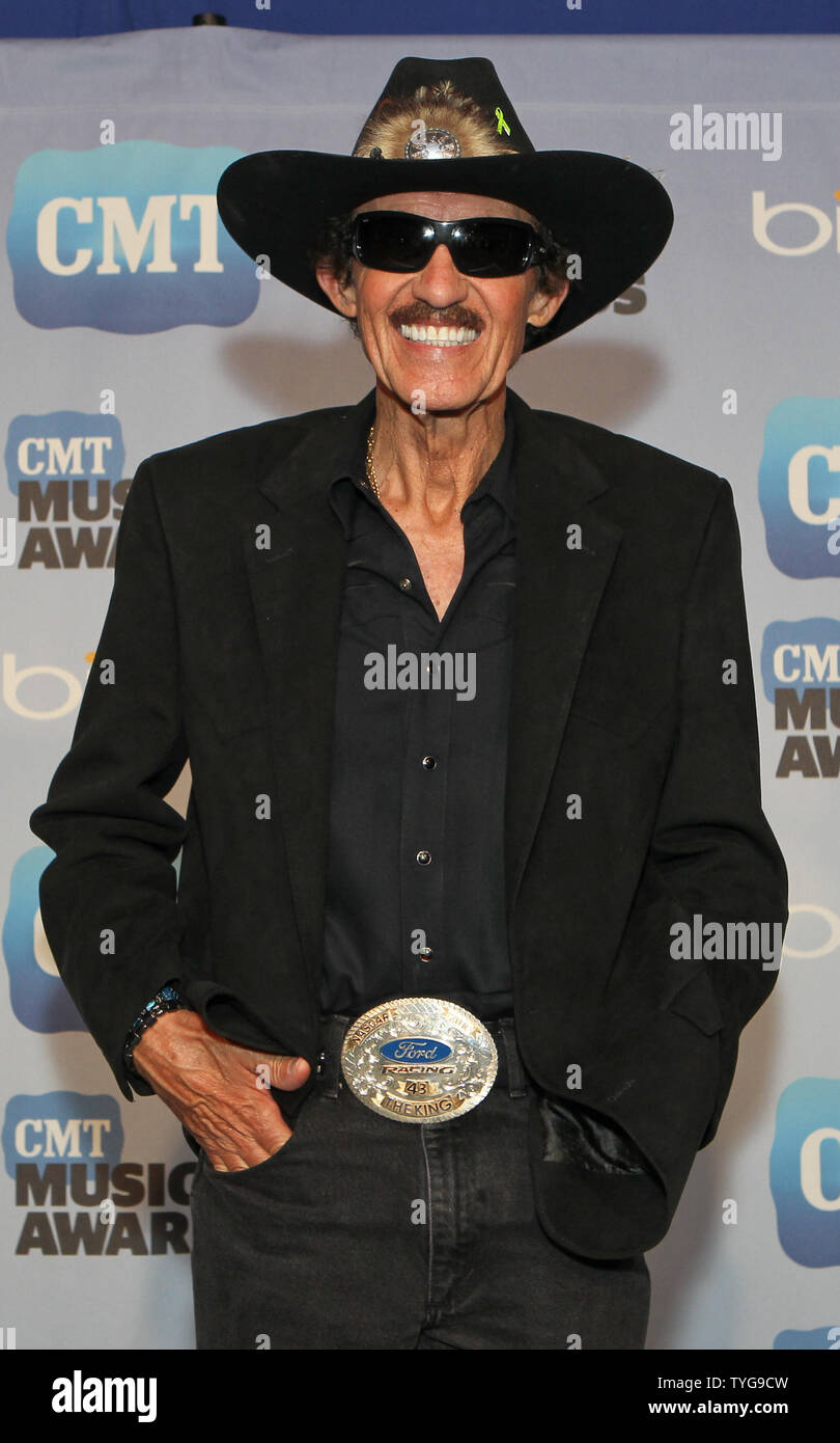 Richard Petty spricht mit der Presse an der Country Music Television Awards in Nashville, Tennessee am 9. Juni 2010. UPI/Terry Wyatt Stockfoto