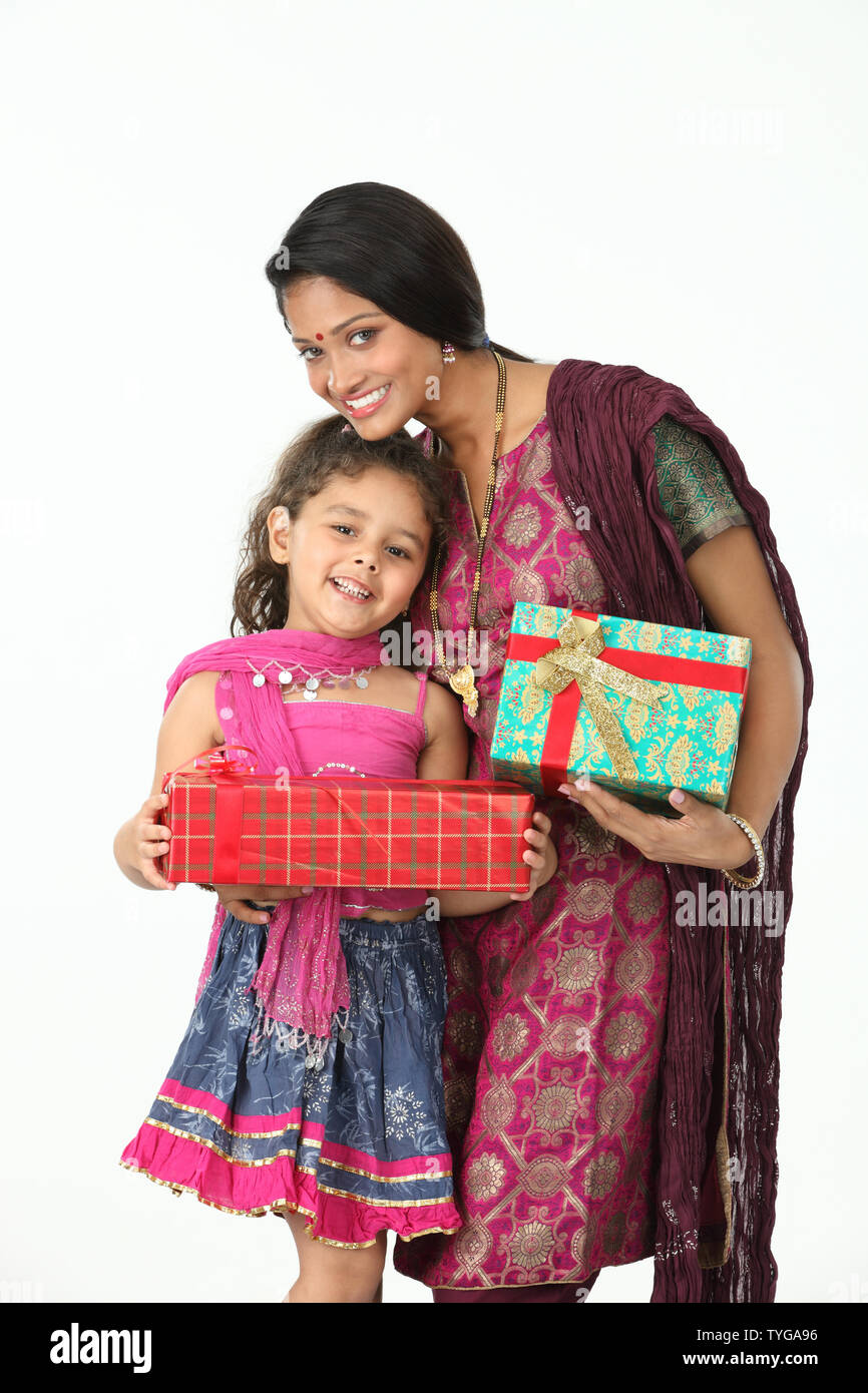 Frau mit ihrer Tochter hält Geschenke Stockfoto