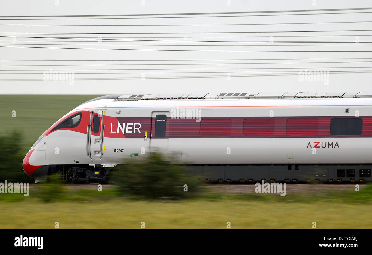 Ein London North Eastern Railway (LNER) Azuma Zug führt durch Sand in Cambridgeshire. Stockfoto