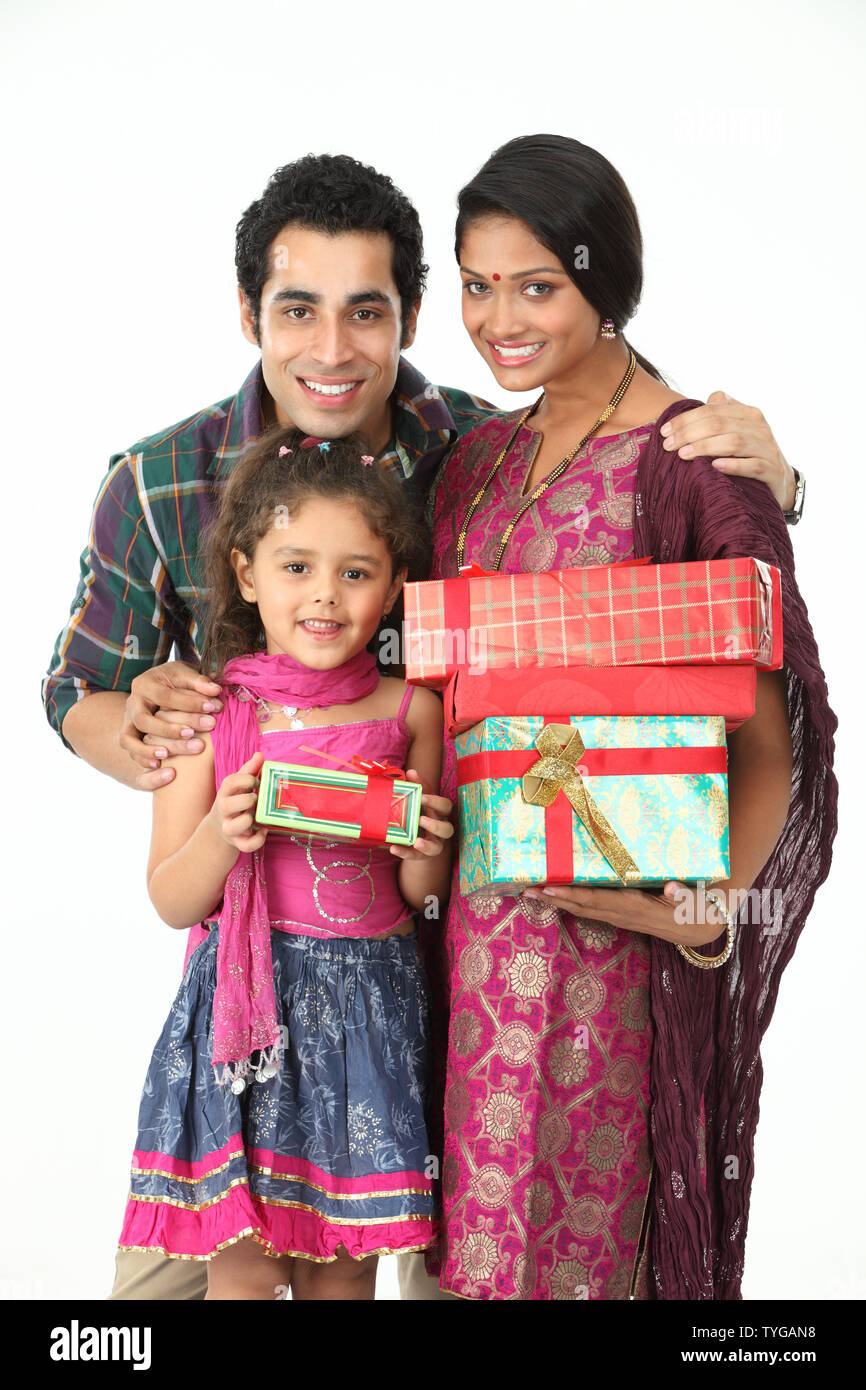 Porträt einer Familie mit Geschenken Stockfoto