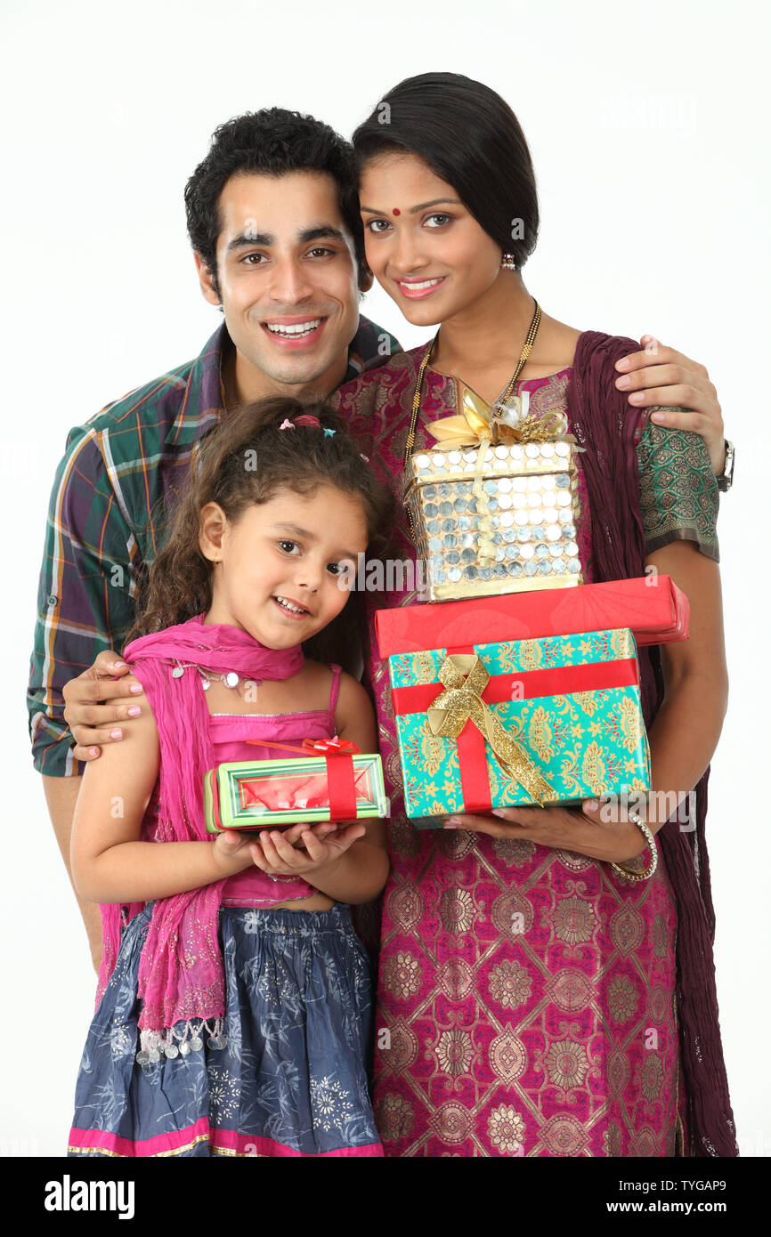 Porträt einer Familie mit Geschenken Stockfoto