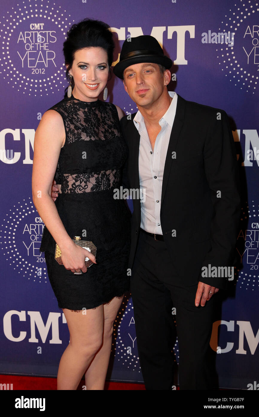 Thompson Square Spaziergänge auf dem roten Teppich auf der CMT 2012 Künstler des Jahres Auszeichnungen in Franklin, Tennessee am 3. Dezember 2012. UPI/Terry Wyatt Stockfoto