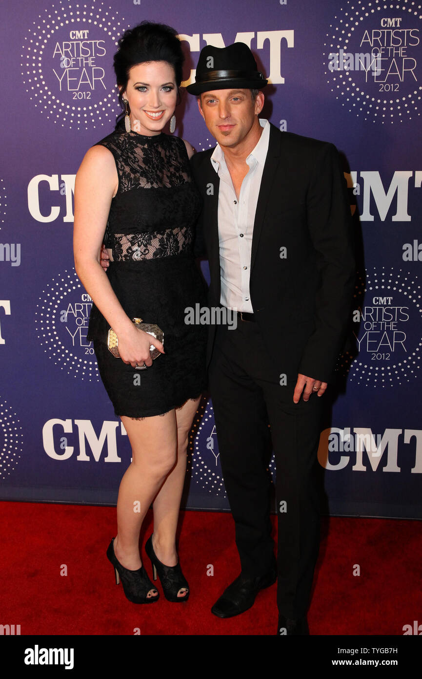 Thompson Square Spaziergänge auf dem roten Teppich auf der CMT 2012 Künstler des Jahres Auszeichnungen in Franklin, Tennessee am 3. Dezember 2012. UPI/Terry Wyatt. Stockfoto