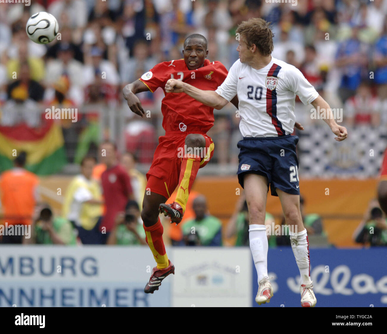 Brian Mc Bride (USA) Schlachten Habib Mohamed (GHA) während des Spiels an der WM in Nürnberg am 22. Juni 2006. Ghana gewann 2-1 die Vereinigten Staaten zu beseitigen. (UPI Foto/Frank Hörmann) Stockfoto