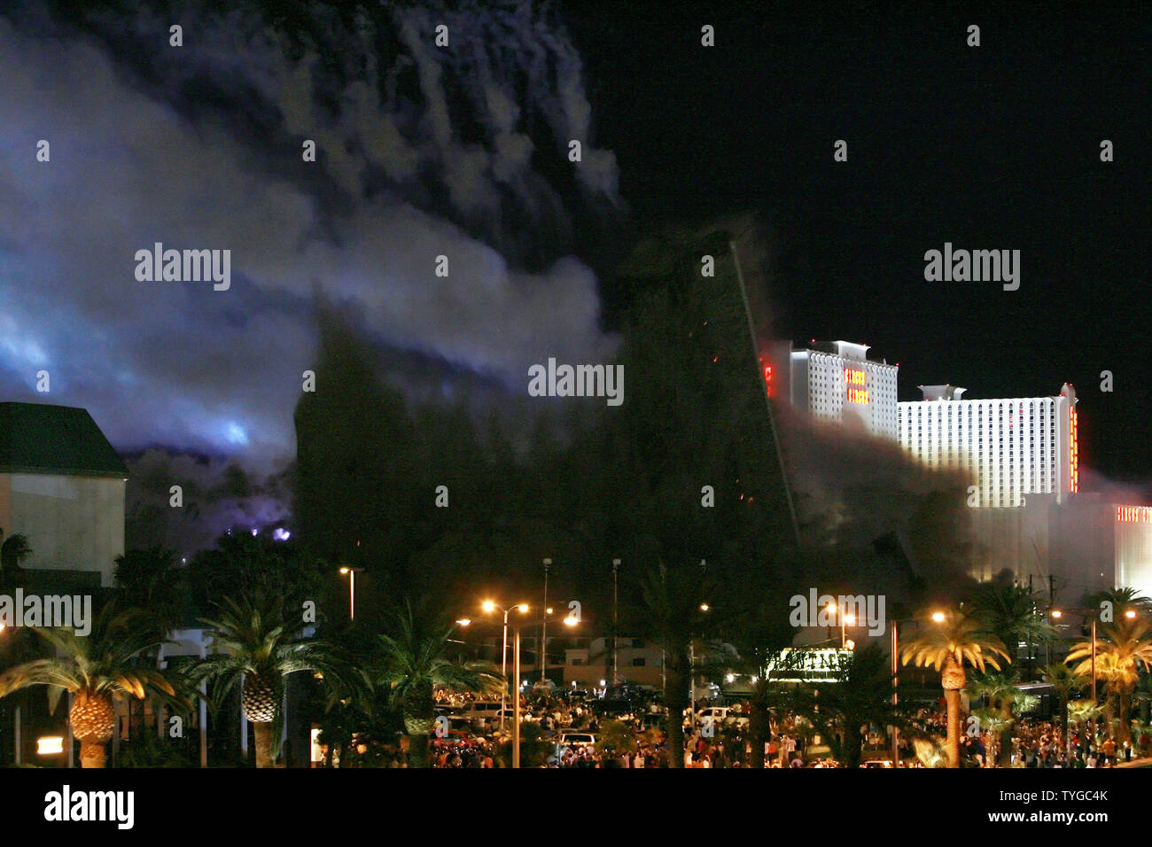 Das Wahrzeichen Stardust Hotel & Casino auf dem Las Vegas Strip war am frühen Morgen des 13. März 2007 gesprengt. Die Stardust eröffnete im Jahre 1958 und wurde als Las Vegas' ersten Massenmarkt - Casino durch günstige Preise, Essen und Getränke. Es kam in einer Show mit Feuerwerk und endete in einer Wolke von Staub. (UPI Foto/David Allio) Stockfoto Das Wahrzeichen Stardust Hotel & Casino auf dem Las Vegas Strip war am frühen Morgen des 13. März 2007 gesprengt. Die Stardust eröffnete im Jahre 1958 und wurde als Las Vegas' ersten Massenmarkt - Casino durch günstige Preise, Essen und Getränke. Es kam in einer Show mit Feuerwerk und endete in einer Wolke von Staub. (UPI Foto/David Allio) Stockfoto