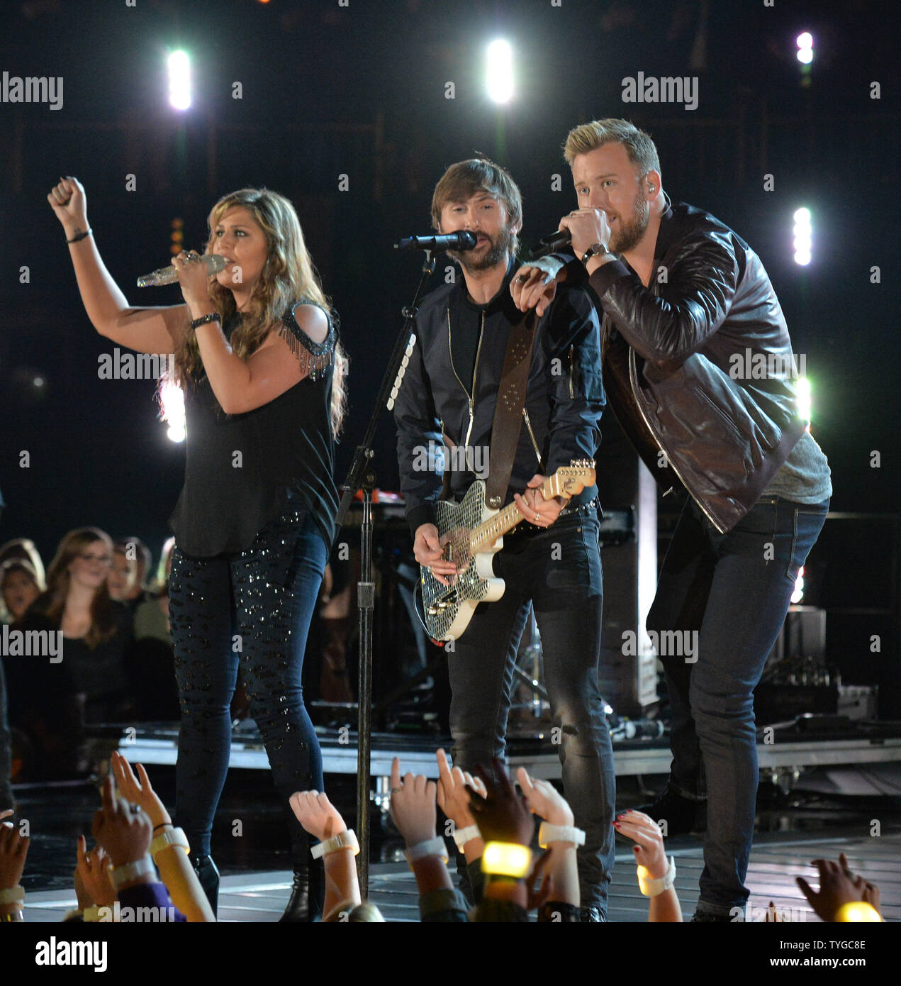 Lady Antebellum führt während der 48. jährlichen Country Music Awards bei Bridgestone Arena in Nashville am 5. November 2014. UPI/Kevin Dietsch Stockfoto