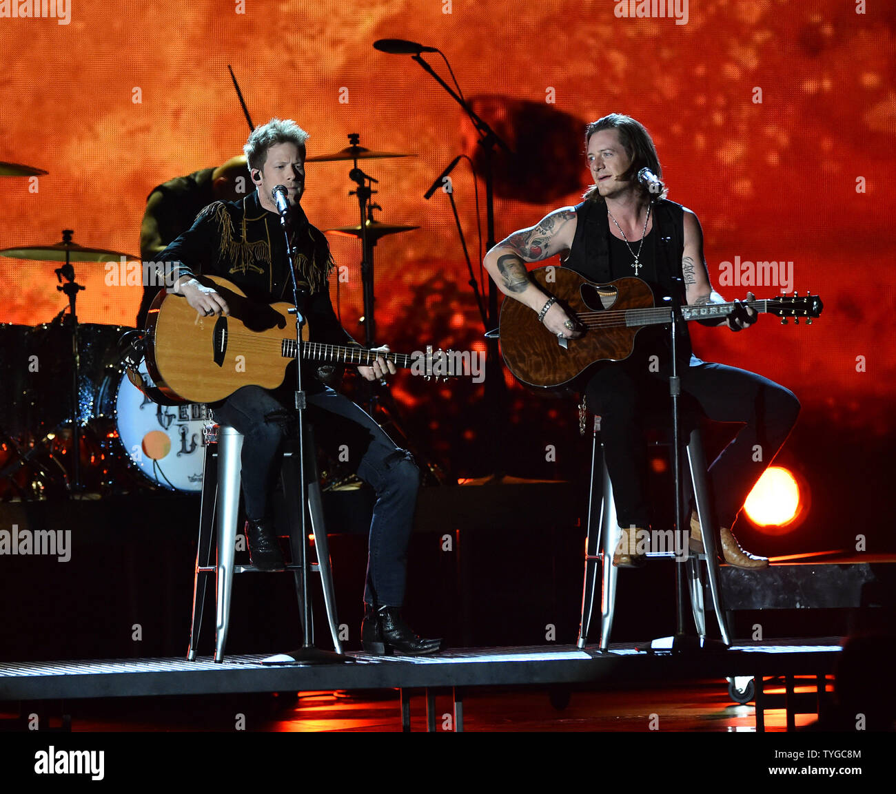 Florida Georgia Zeile führt 'Dirt' während des 48. jährlichen Country Music Awards bei Bridgestone Arena in Nashville am 5. November 2014. UPI/Kevin Dietsch Stockfoto