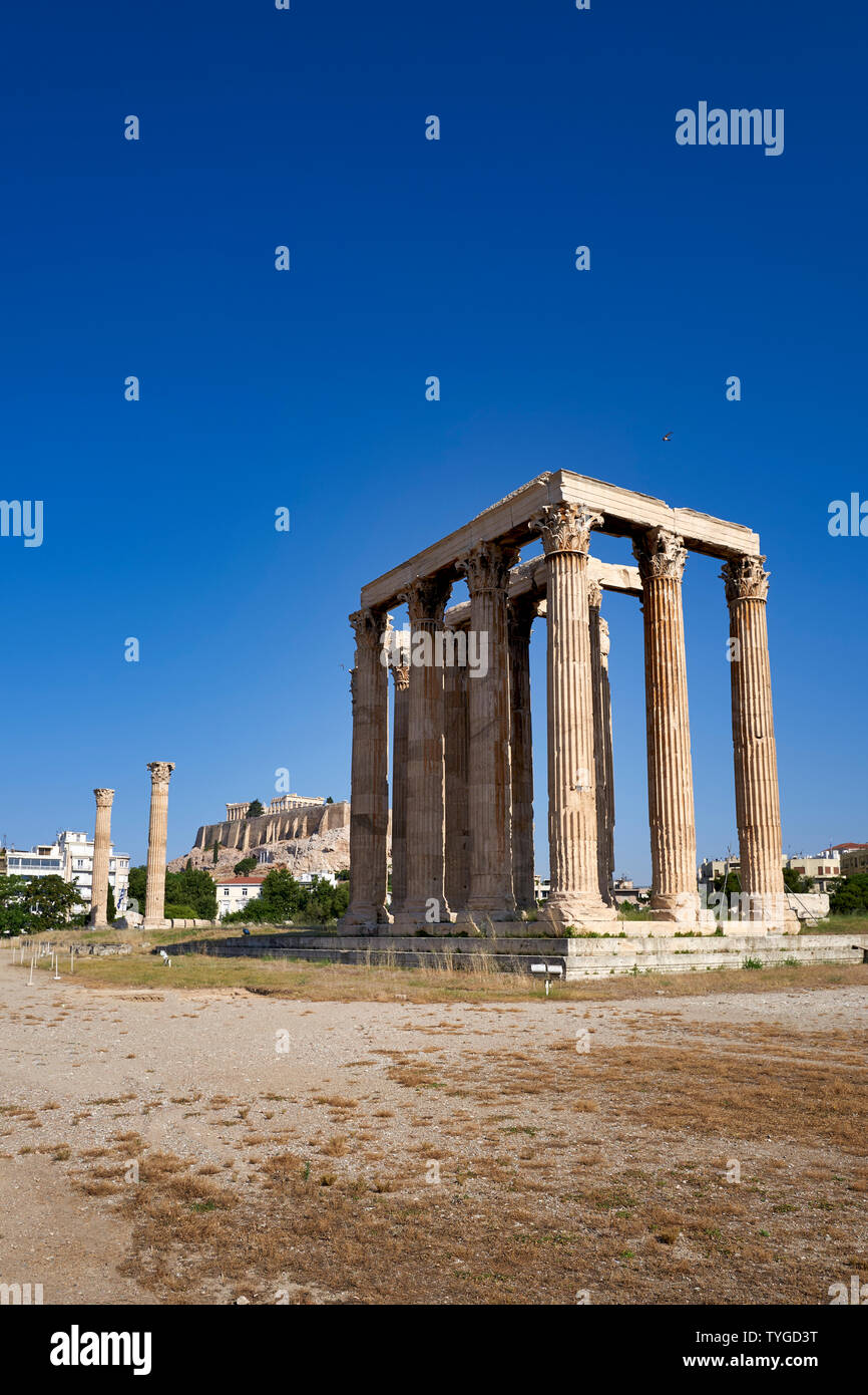 Athen Griechenland. den Tempel des Olympischen Zeus. Die Akropolis und die Partrhenon im Hintergrund Stockfoto