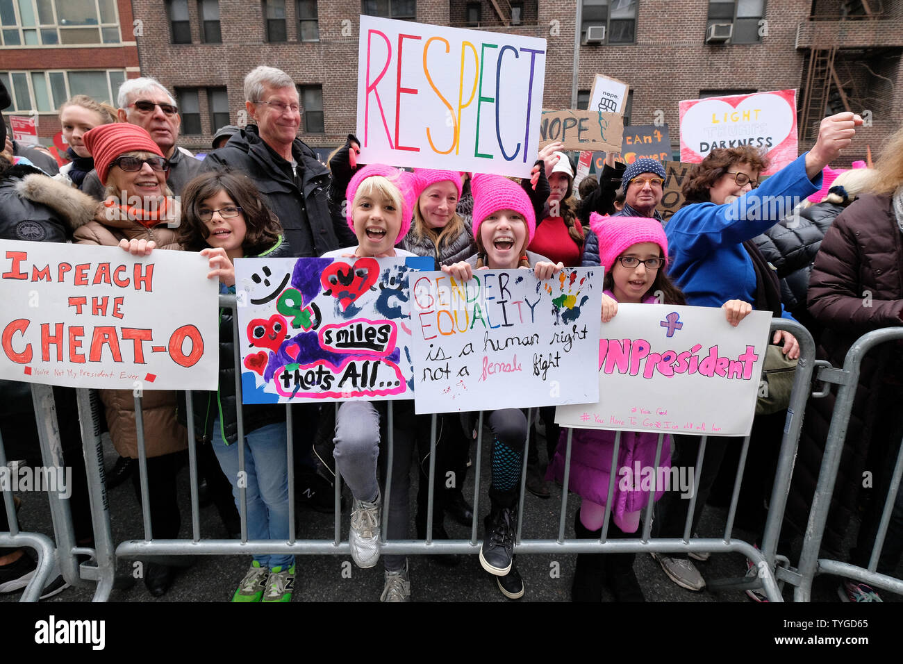 Die Demonstranten halten Schilder als riesige Massen an März Frauen sammeln die Wahl von Donald Trump als Präsident der Vereinigten Staaten am 21. Januar 2017 in New York City zu protestieren. Frauen marschiert sind, die in den Städten im ganzen Land. Gestern, Donald Trump wurde der 45. Präsident der Vereinigten Staaten zu einer Vereidigung Zeremonie in Washington DC. Foto von Dia Dipasupil/UPI Stockfoto