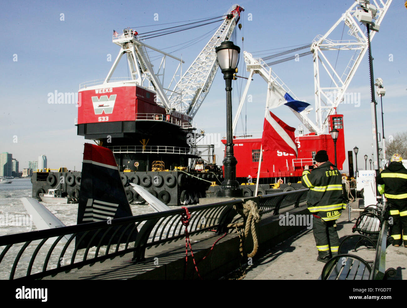 Zwei Kräne, die verwendet werden, um die ruinierte Airbus A320 aus der Hudson River, Stand durch den versenkten Flugzeug nach dem Flugzeug eine Notlandung in den Fluss vor zwei Tagen, am 17. Januar 2009 in New York. Glatteis haben Ausbau des Flugzeugs und die Extraktion der black box Flight Recorder verzögert. (UPI Foto/Monika Graff) Stockfoto