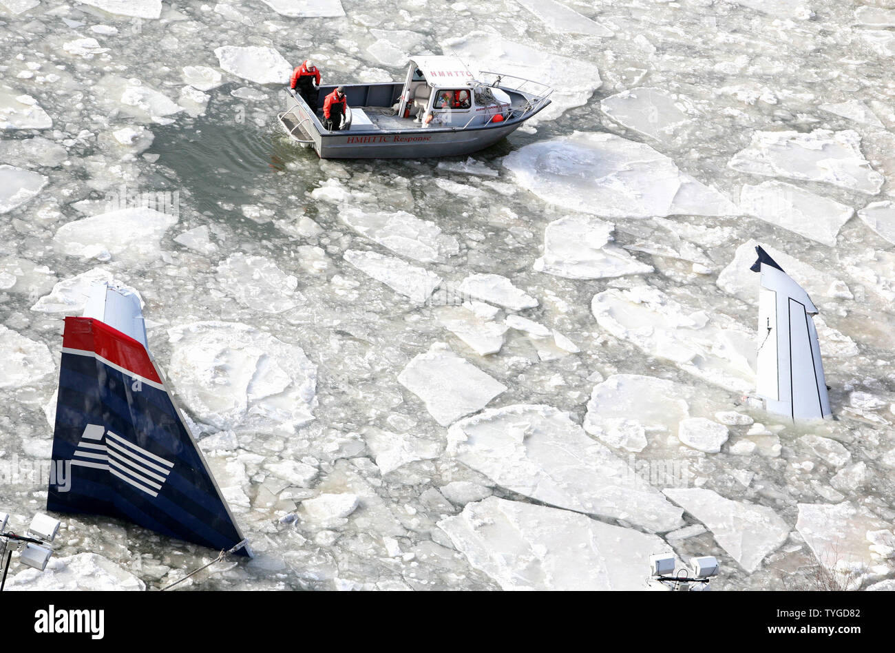 Ein Boot schwimmt durch das Wrack der US Air Airbus A 320, der eine Notlandung in den Hudson River vor zwei Tagen, am 17. Januar 2009 in New York. Glatteis haben Ausbau des Flugzeugs und die Extraktion der black box Flight Recorder verzögert. (UPI Foto/Monika Graff) Stockfoto