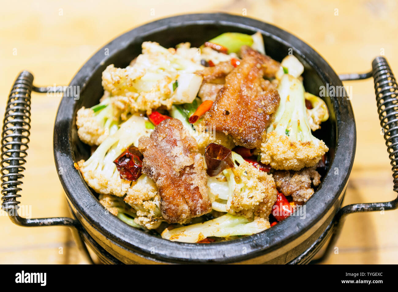 Gebratenes Schweinefleisch mit gesalzenem Schweinefleisch Stockfoto