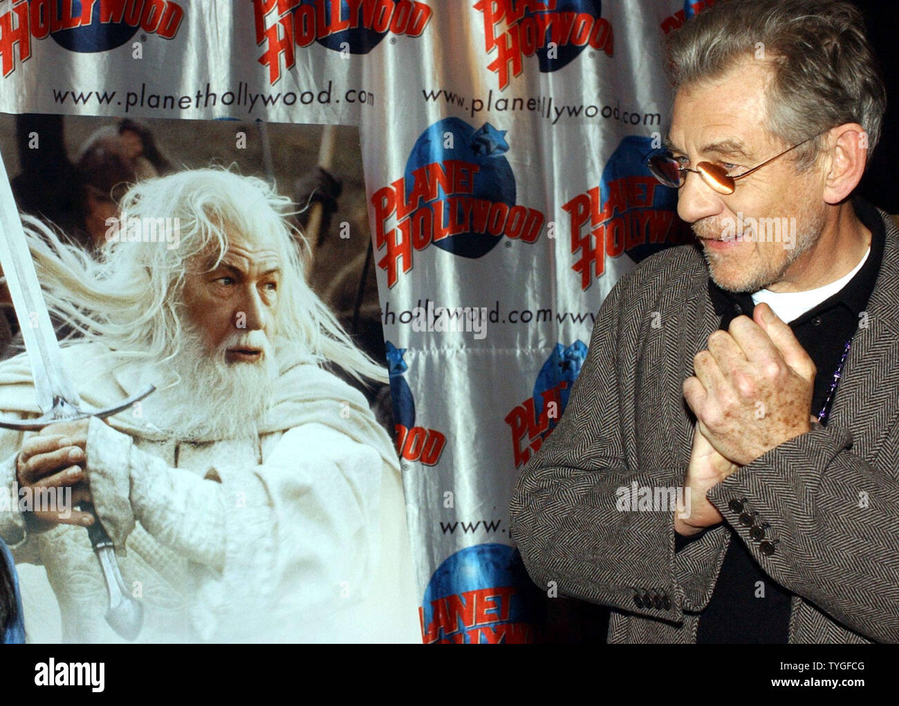 Darsteller Sir Ian McKellen bewundert seinen Film Plakat als Gandalf aus "Der Herr der Ringe: Die Rückkehr des Königs." Der Film Stand Dez. 23, 2003 Die größte 3 Tag Eröffnung im Dezember Geschichte in schätzungsweise $ 125,1 Millionen Dollar erzielt. (UPI/Ezio Petersen) Stockfoto