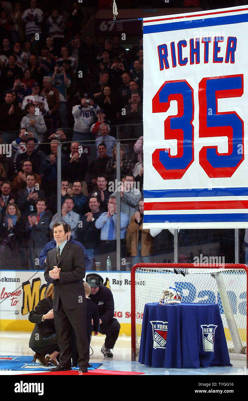 Ehemalige New York Rangers goalie Mike Richter durch die Menge, während sein Team Nummer 35 während Feb 4, 2004 Zeremonien im Madison Square Garden zurückgezogen wird. (UPI/Ezio Petersen) Stockfoto