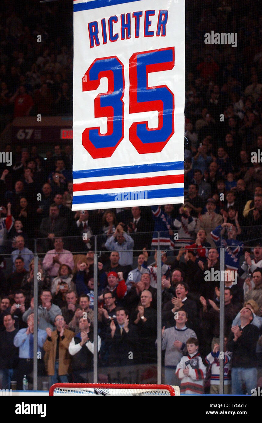 Fans jubeln, als ehemaliger New York Rangers goalie Mike Richter team Nummer 35 ist während Feb 4, 2004 Zeremonien im Madison Square Garden in den Ruhestand. (UPI/Ezio Petersen) Stockfoto