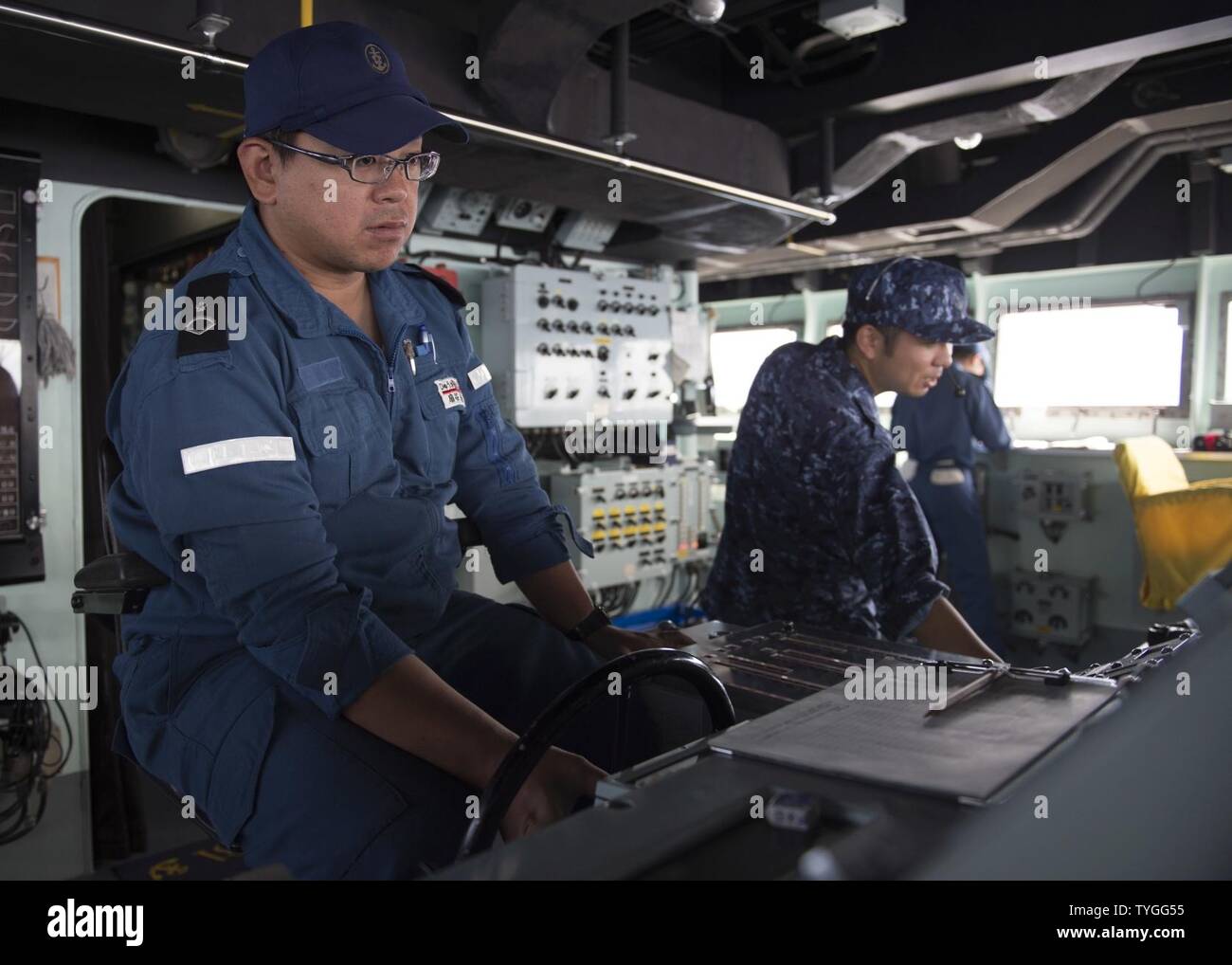 Pazifik (Nov. 8, 2016) - Petty Officer 3rd Class Naoki Oritani unterhält Japanischen Schiff (JS) Hyuga DDH181 kurs Während scharfes Schwert 2017. Scharfes Schwert 17 ist ein gemeinsames und bilateralen Bereich Training (Ftx) zwischen US-amerikanischen und japanischen Truppen bedeutete die Bereitschaft und die Interoperabilität im Rahmen des U.S.-Japan Alliance zu erhöhen. Stockfoto